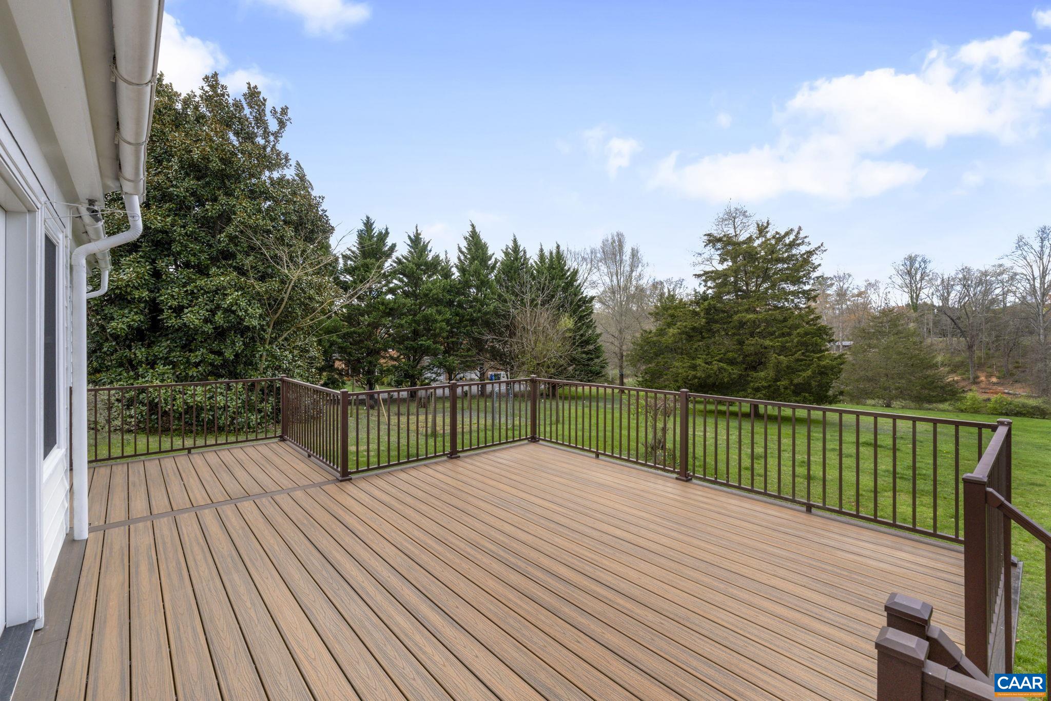 570 RODES DR