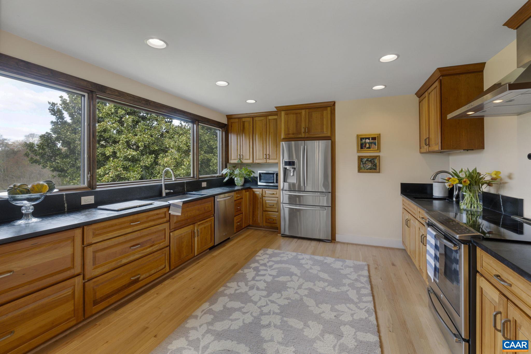 570 RODES DR