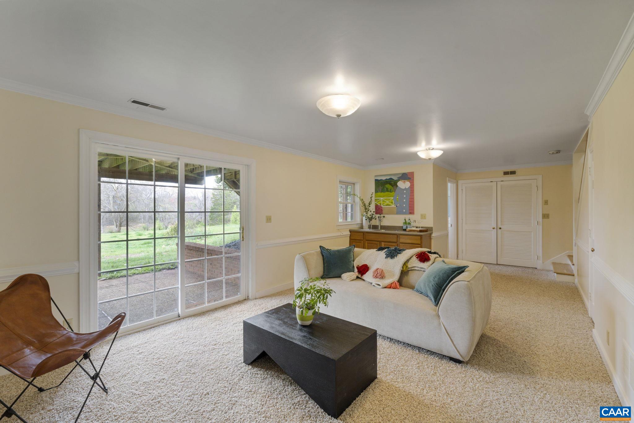 570 RODES DR