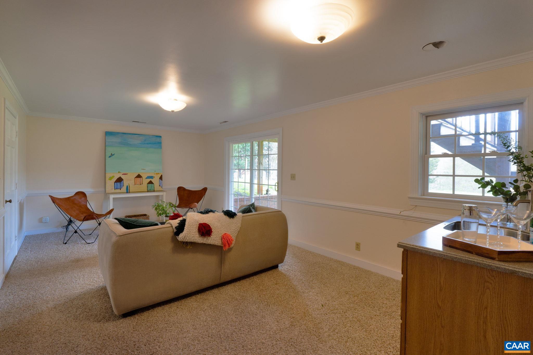 570 RODES DR