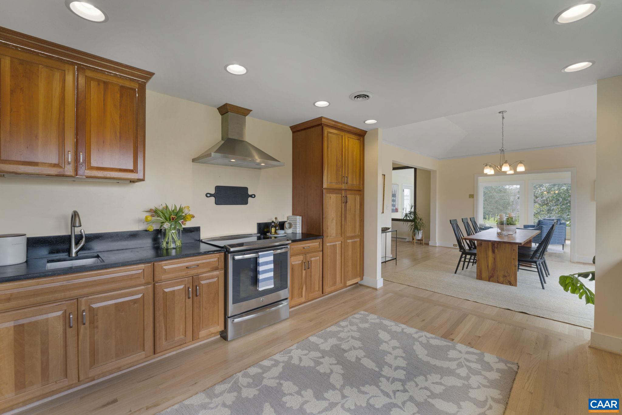 570 RODES DR