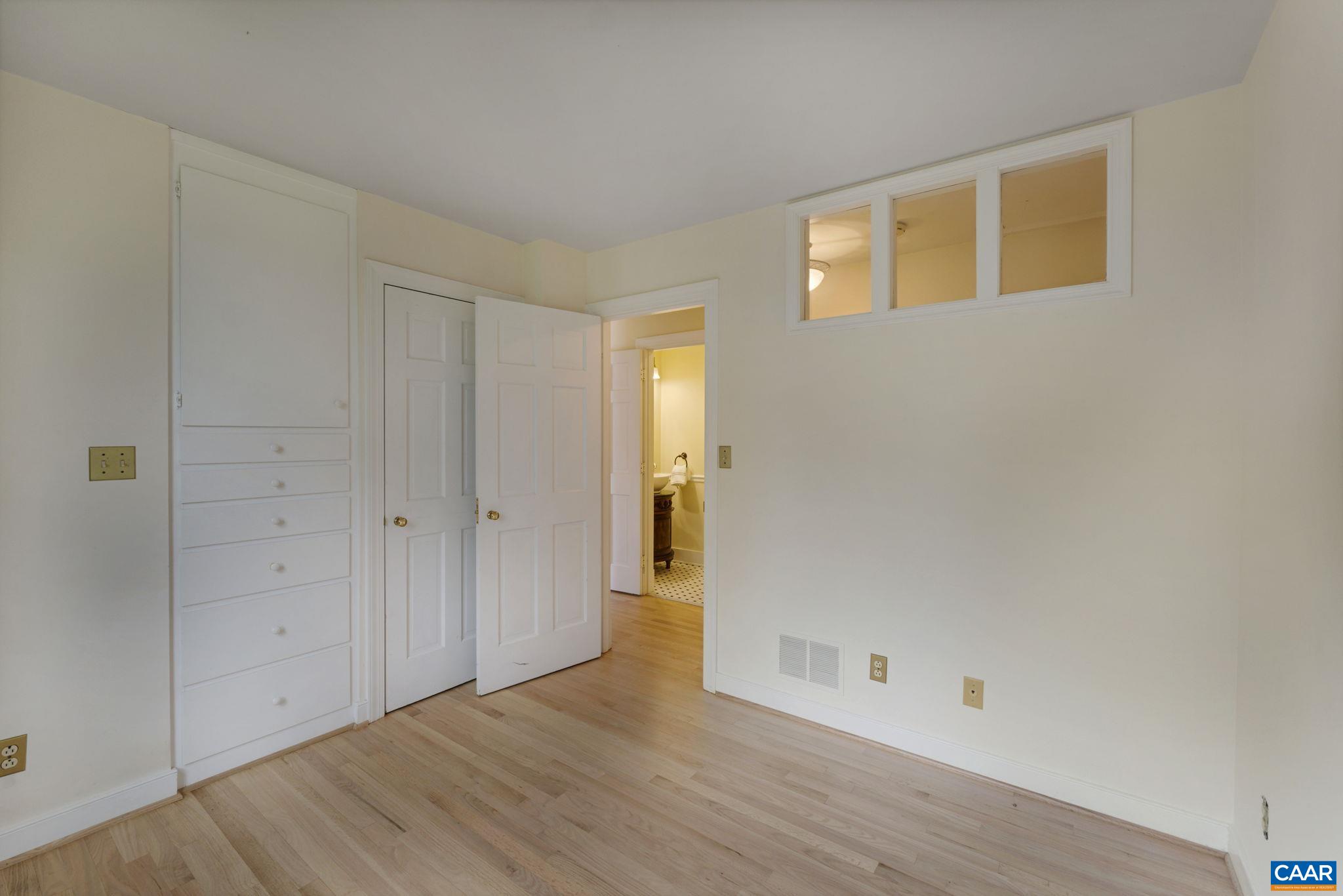 570 RODES DR