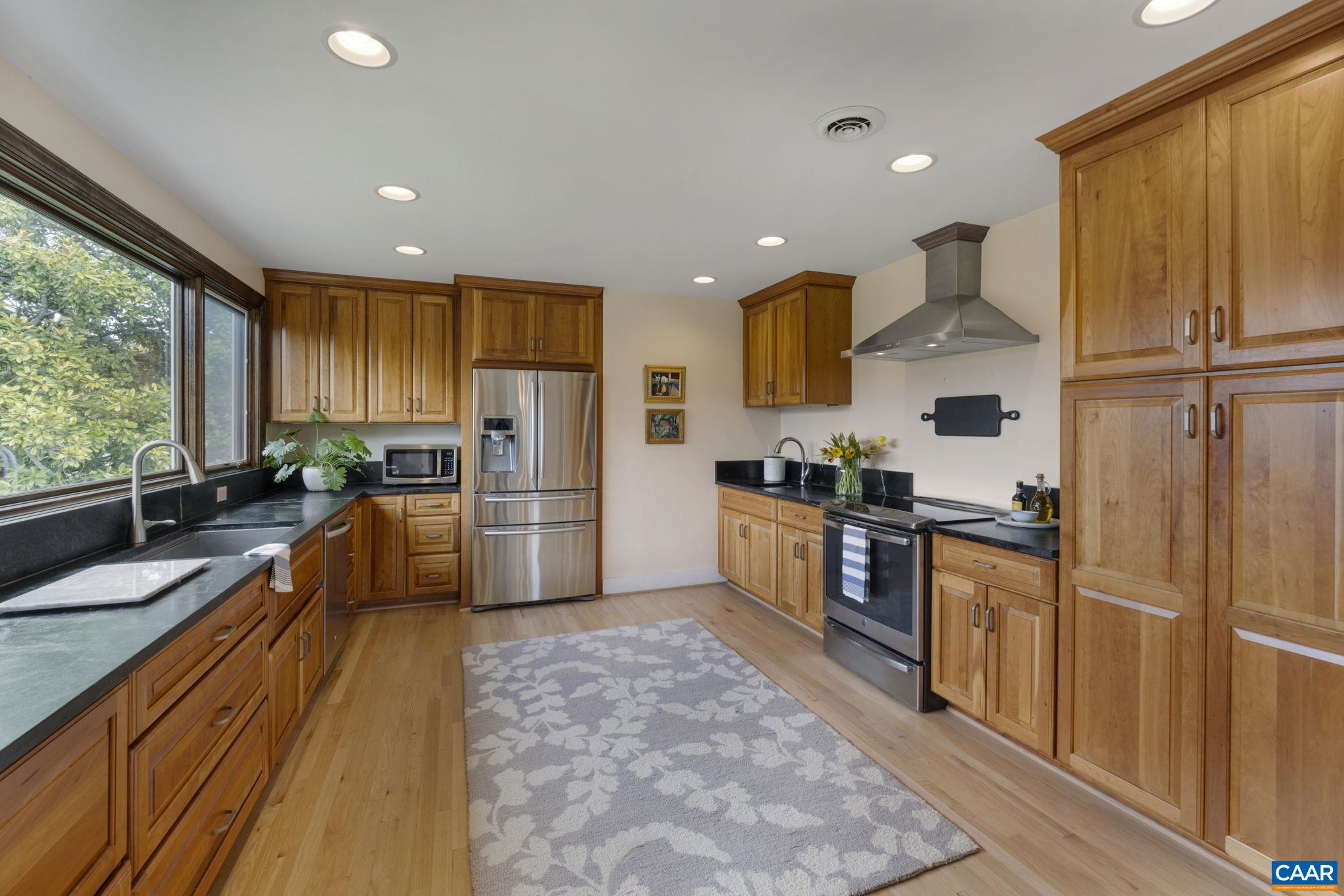 570 RODES DR