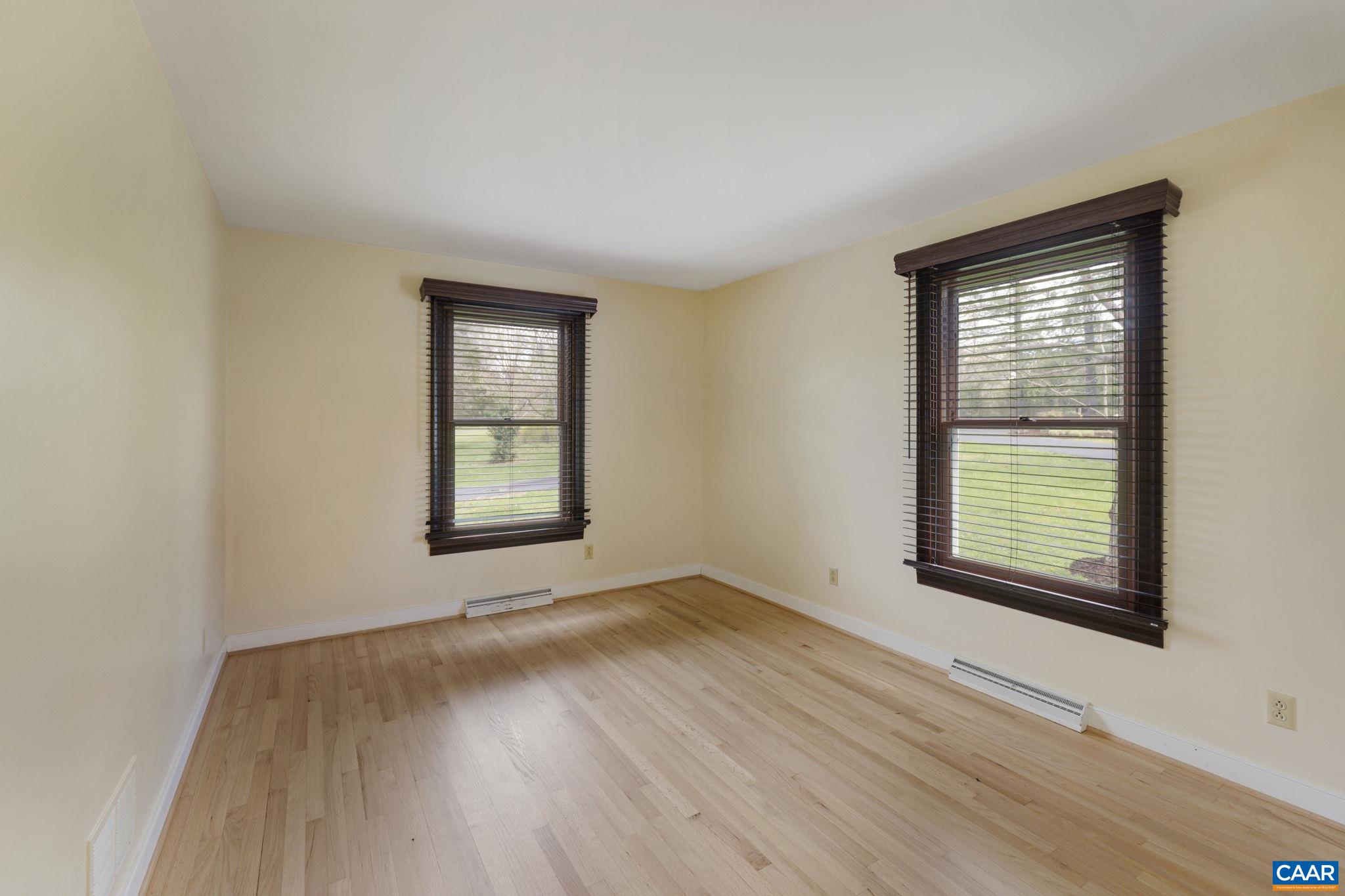 570 RODES DR
