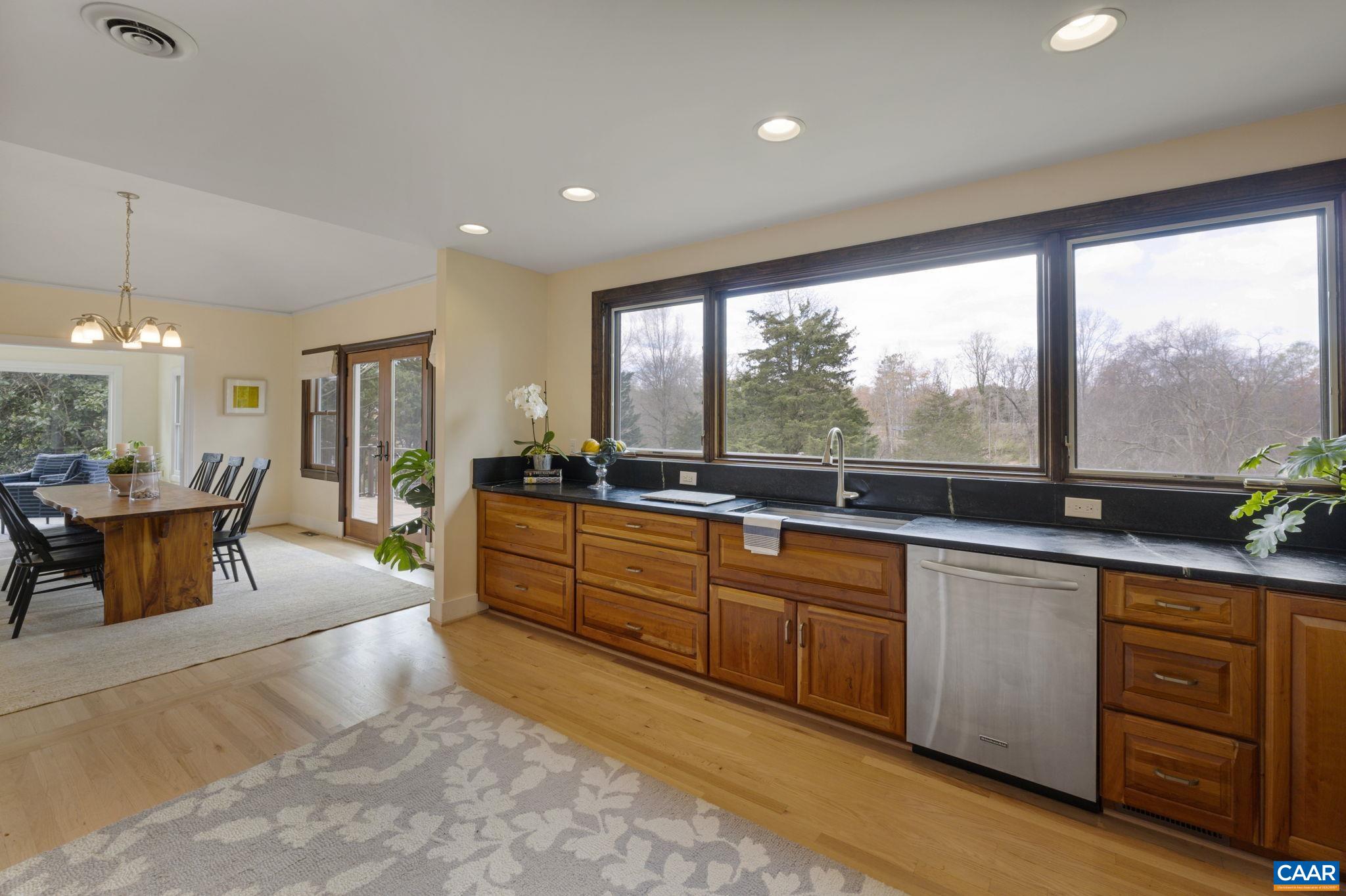 570 RODES DR