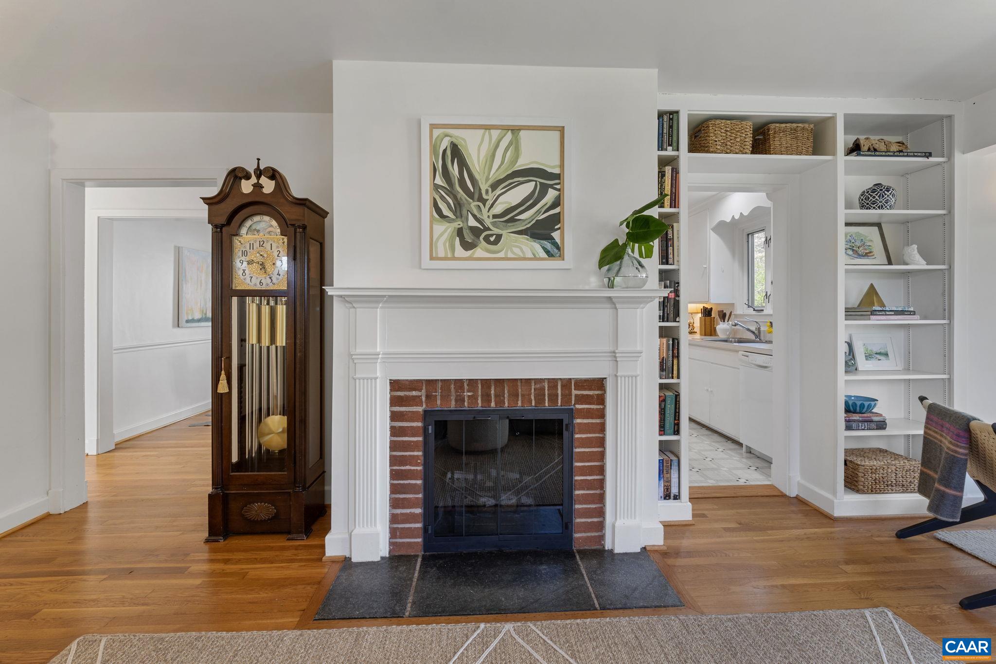 1605 GREENLEAF LN