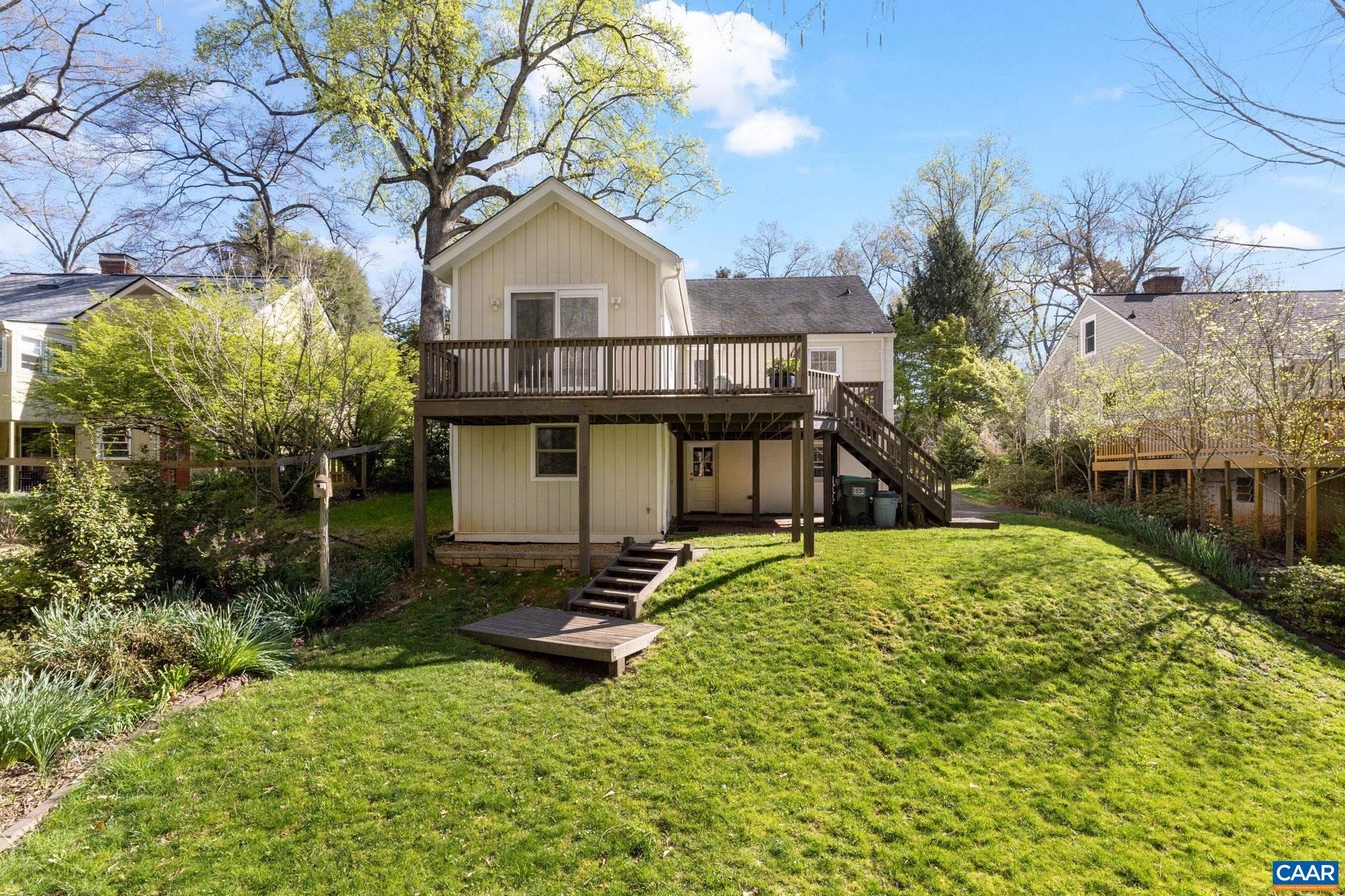 1605 GREENLEAF LN