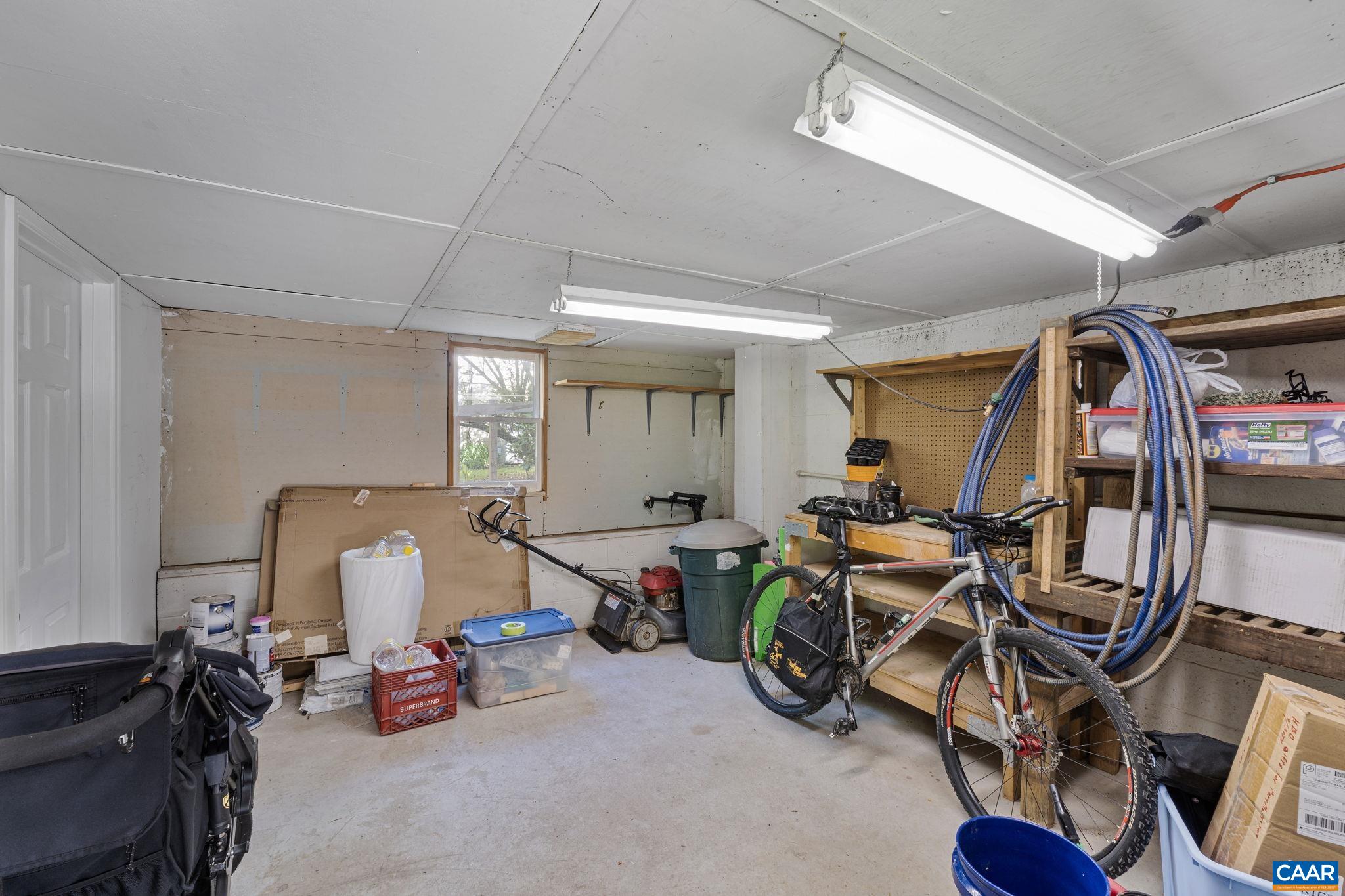 1605 GREENLEAF LN