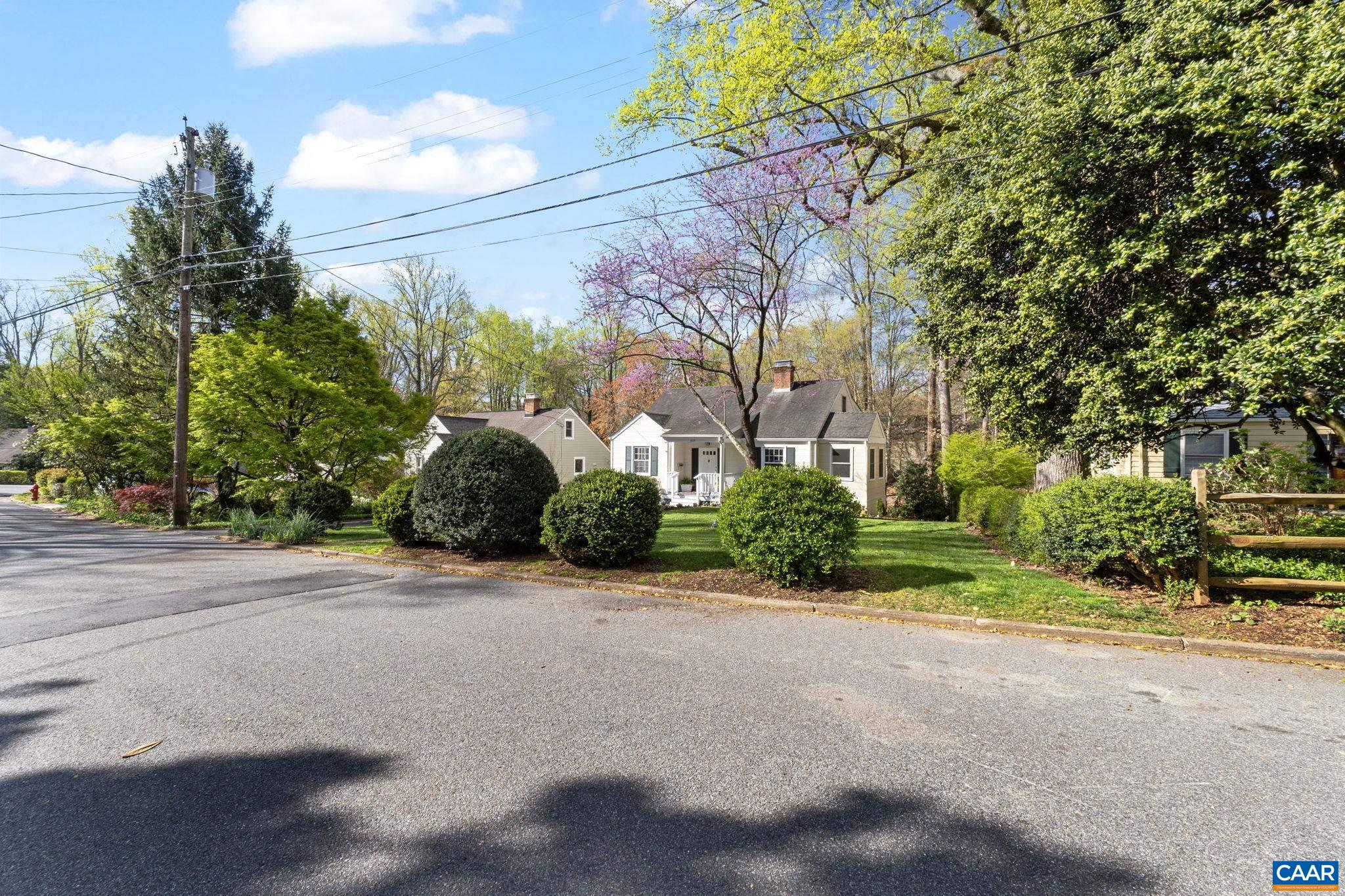 1605 GREENLEAF LN