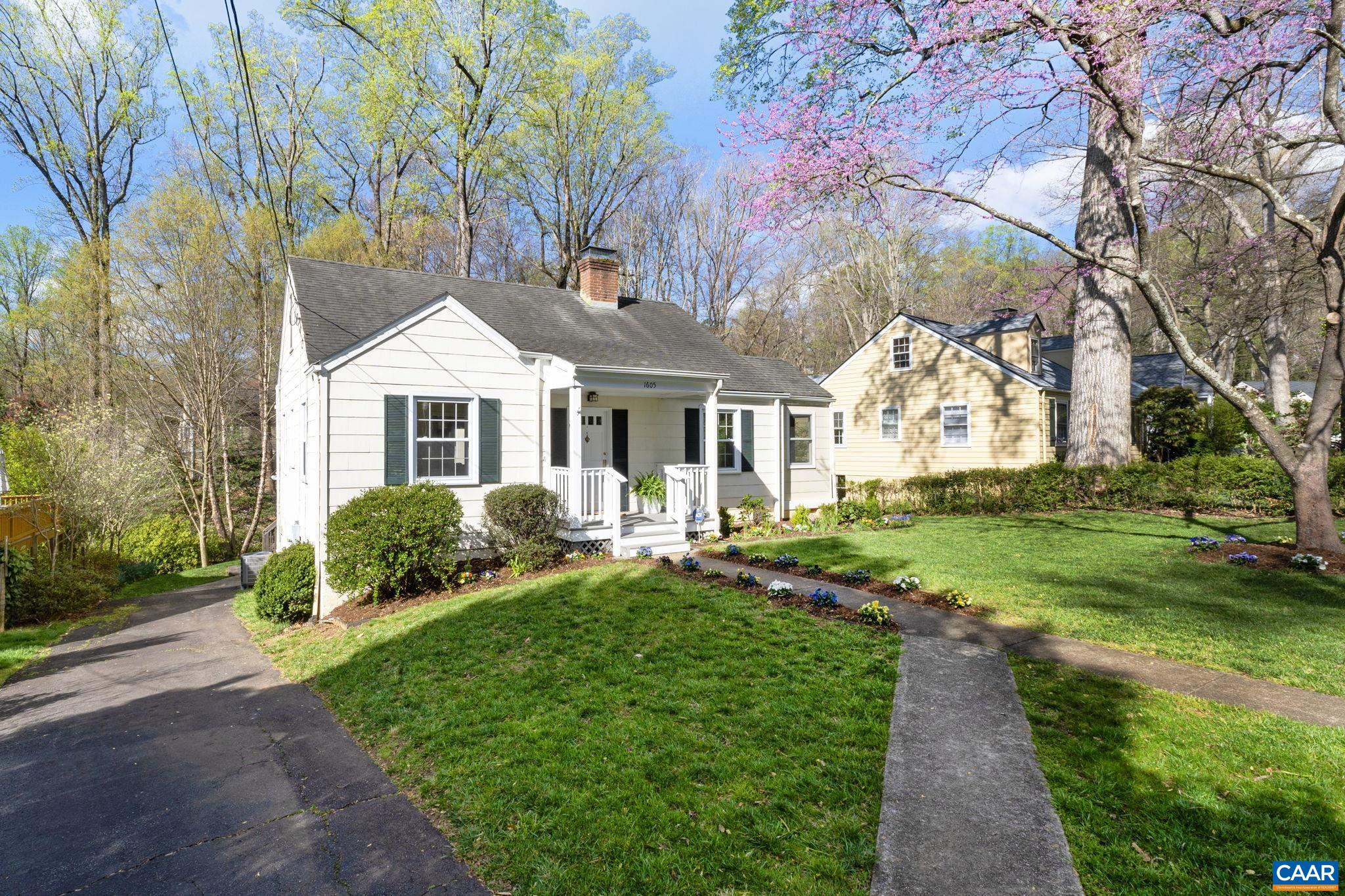 1605 GREENLEAF LN