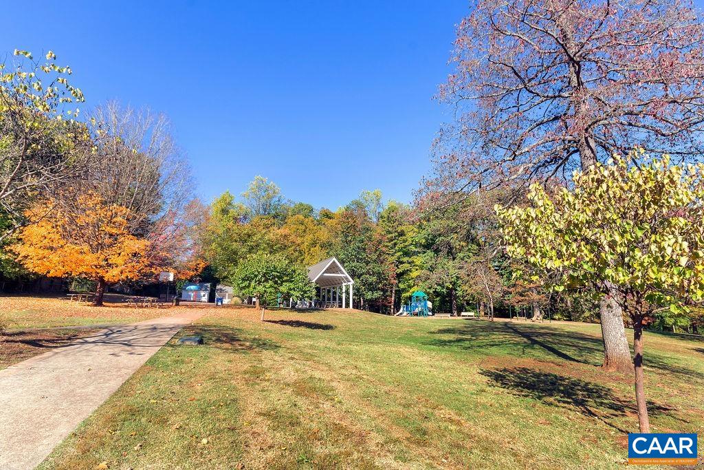 1605 GREENLEAF LN