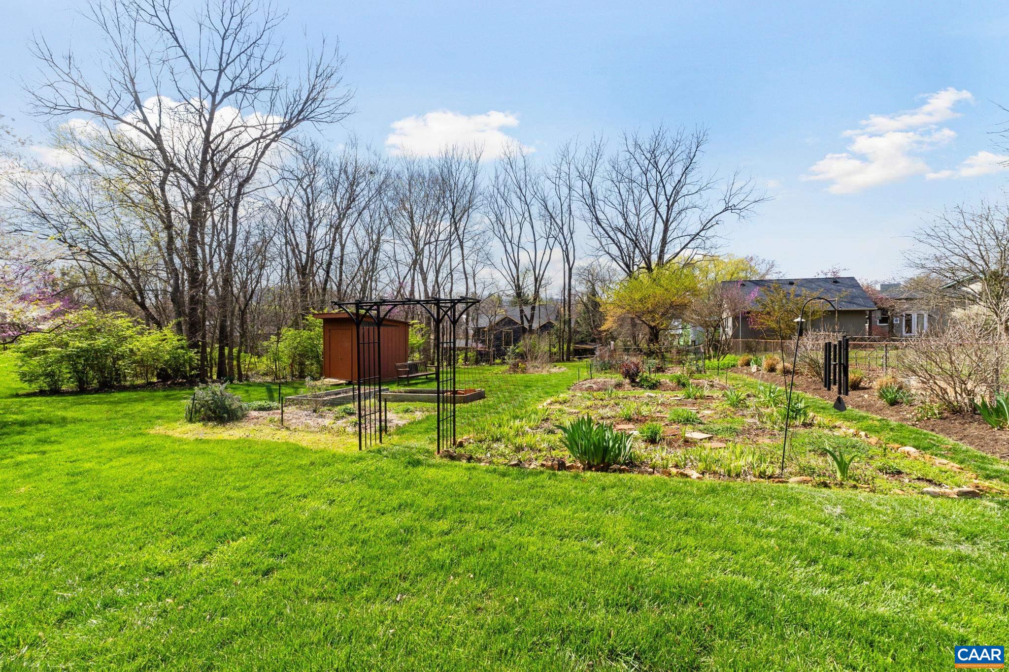 202 DOUGLAS AVE Unit: 3E