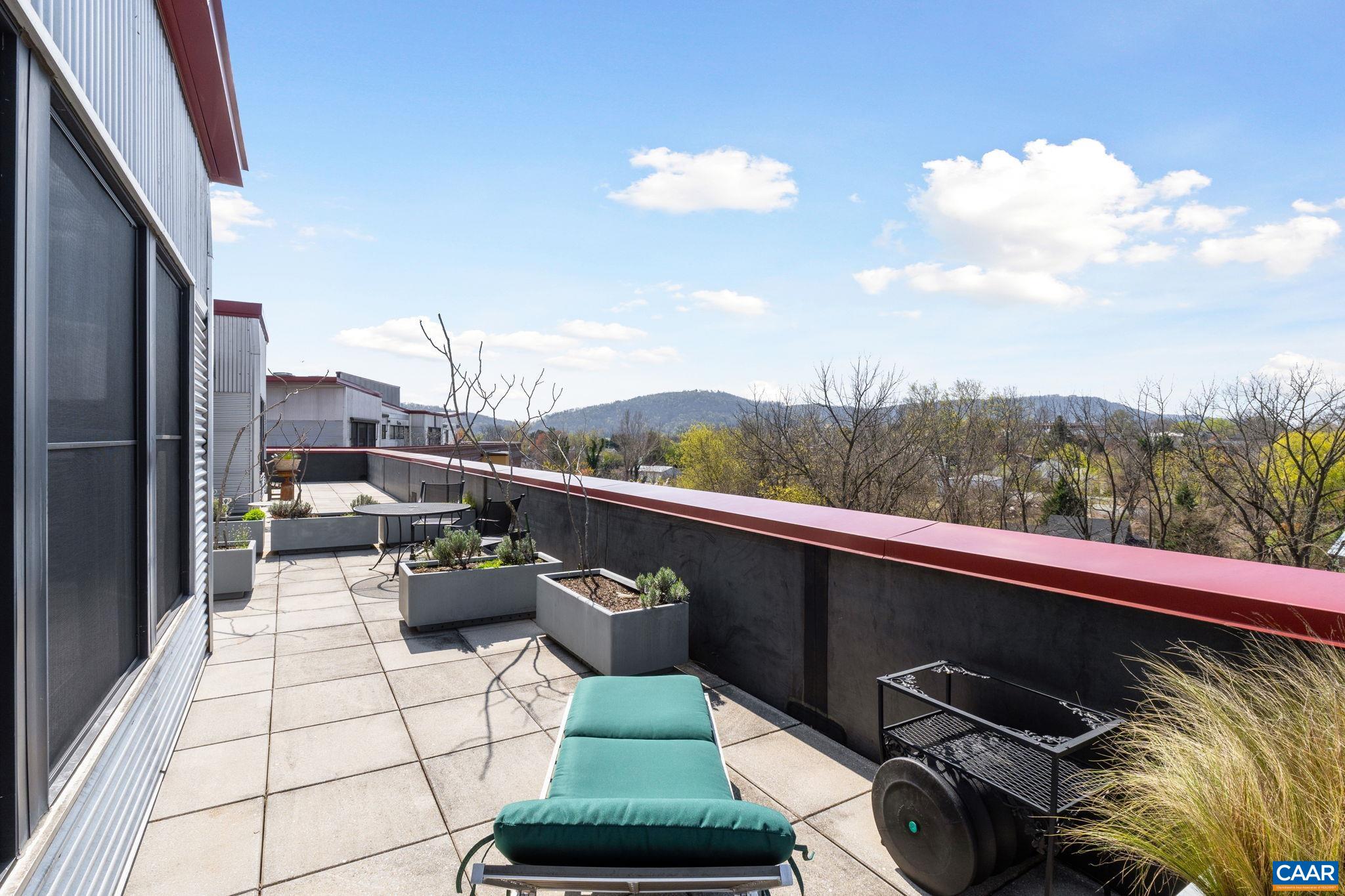 202 DOUGLAS AVE Unit: 3E