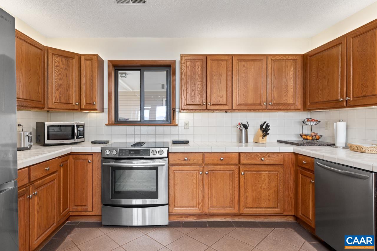 627 TWIN RIDGE LN