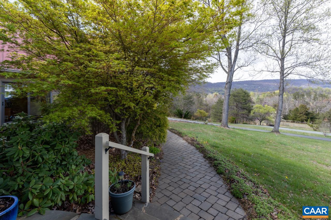 627 TWIN RIDGE LN
