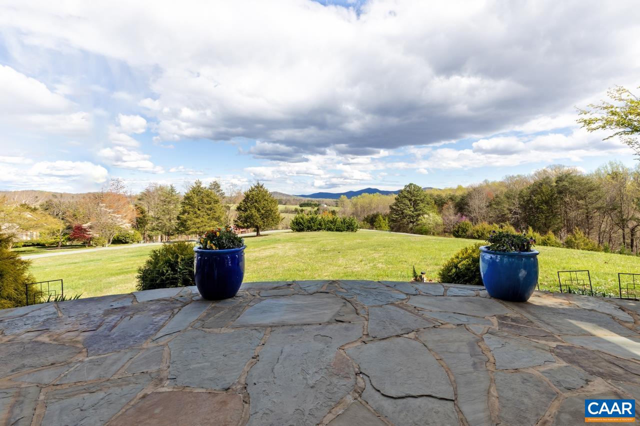 627 TWIN RIDGE LN