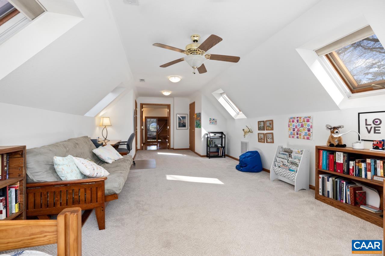 627 TWIN RIDGE LN