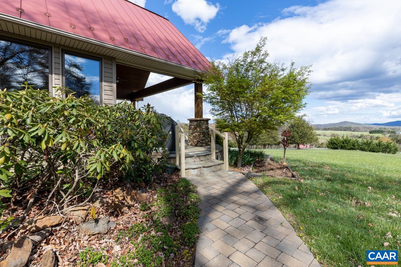 627 TWIN RIDGE LN