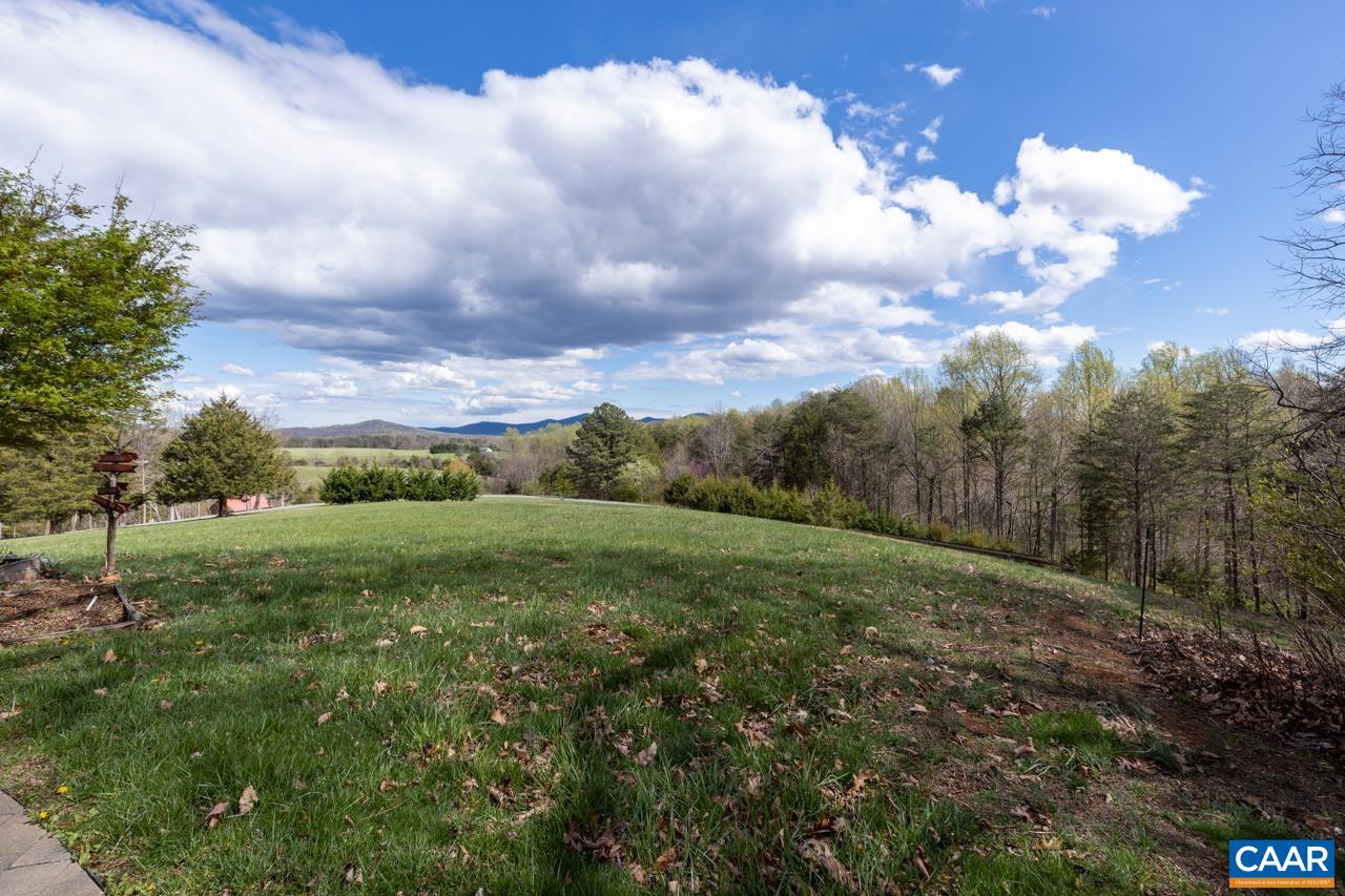 627 TWIN RIDGE LN