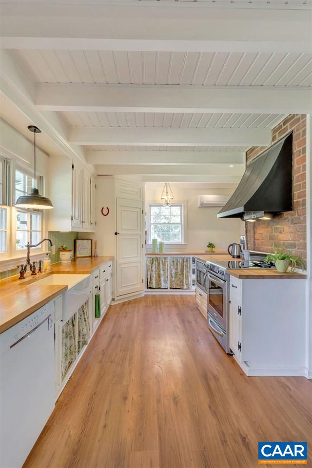 1005 WHISPERING PINES LN