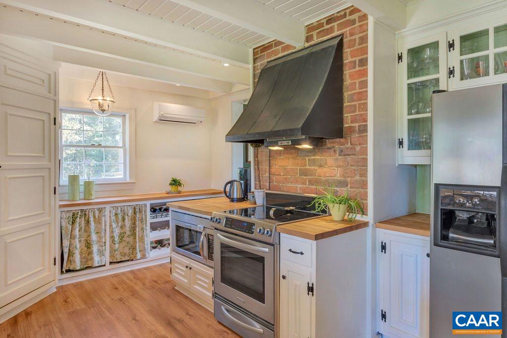 1005 WHISPERING PINES LN