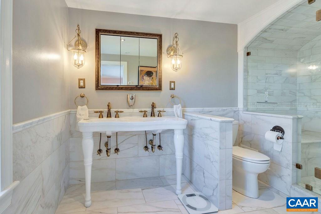 1005 WHISPERING PINES LN