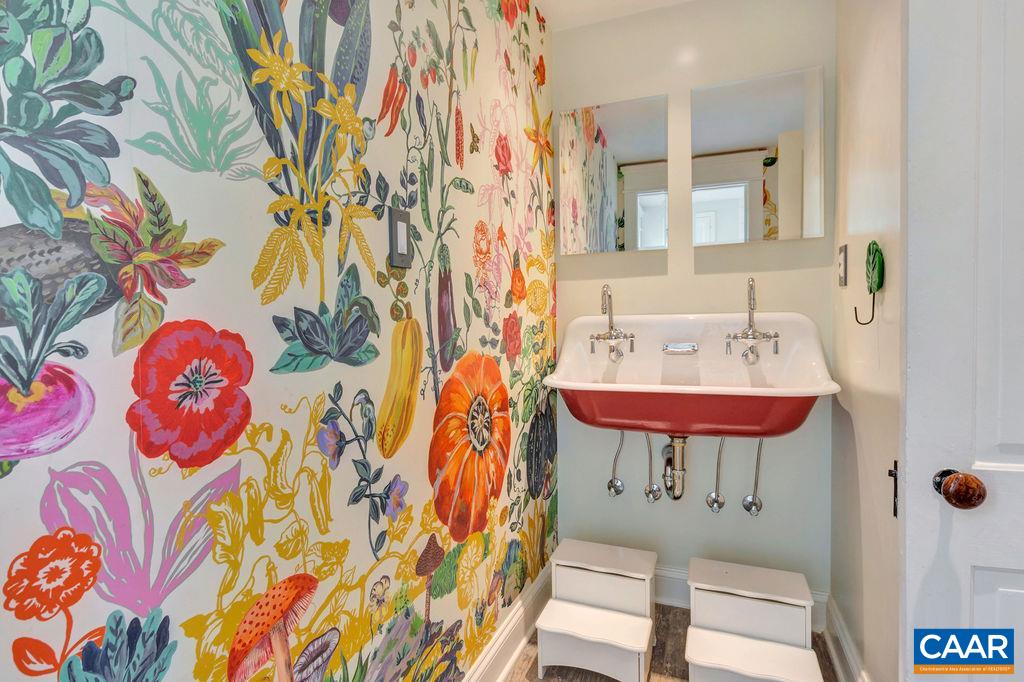 1005 WHISPERING PINES LN