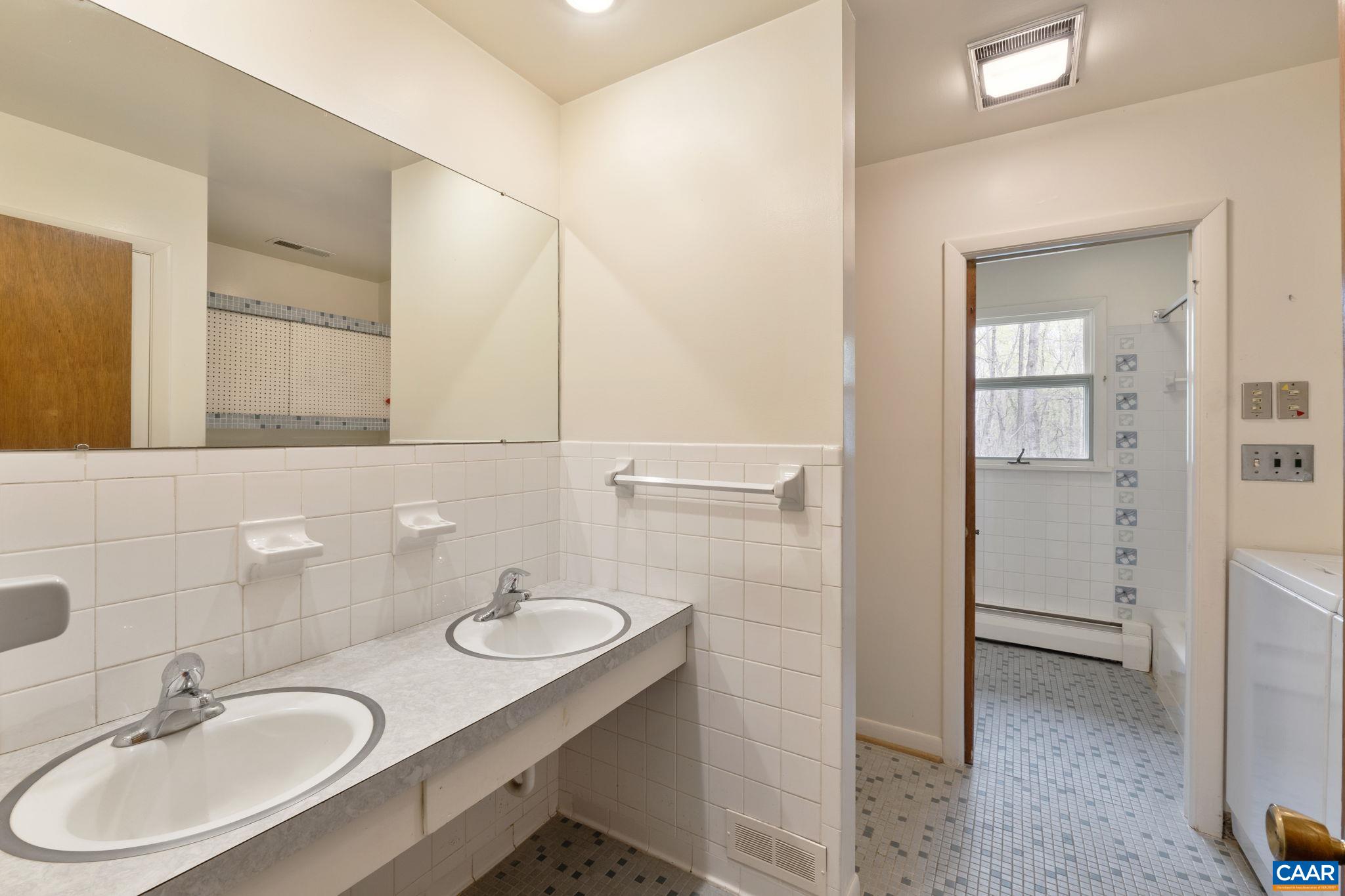 3520 GLENAIRE DR