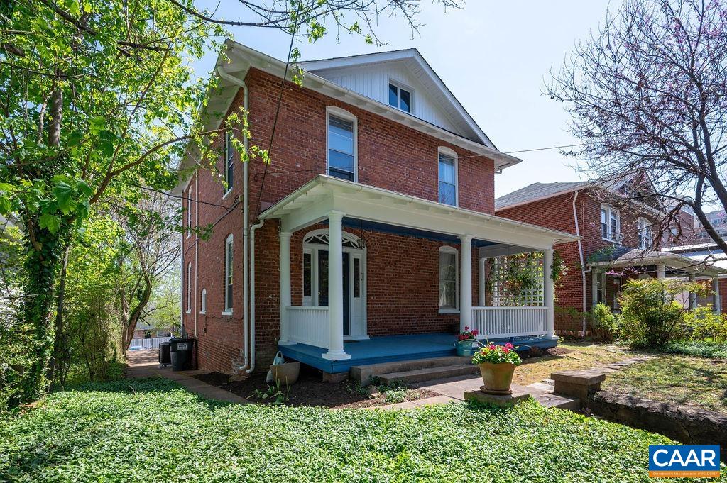 206 NW 10TH ST
