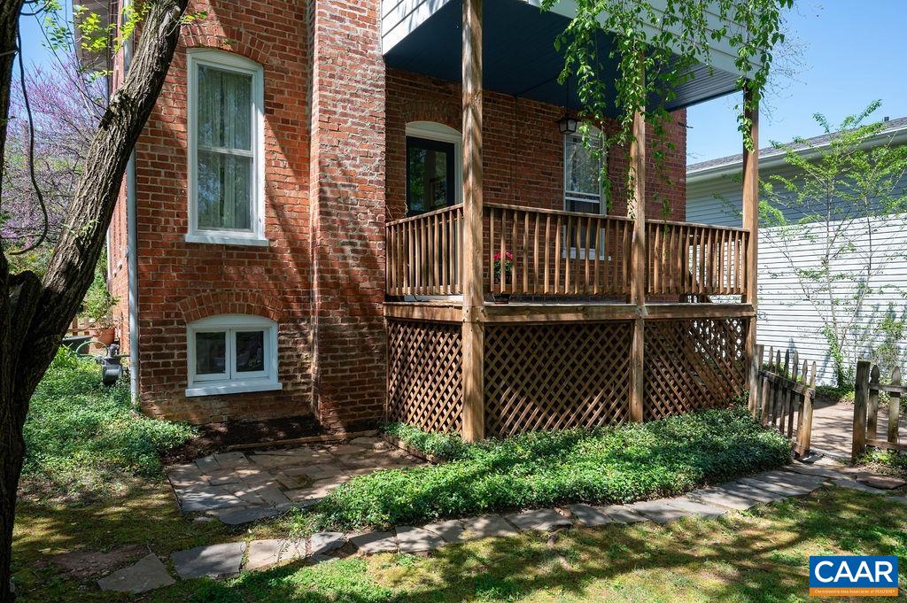 206 NW 10TH ST