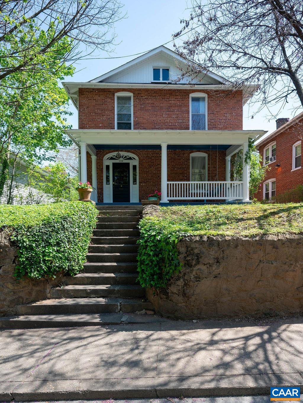 206 NW 10TH ST