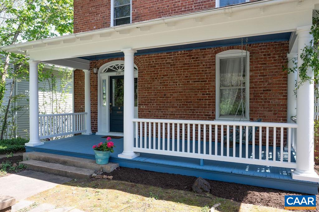 206 NW 10TH ST