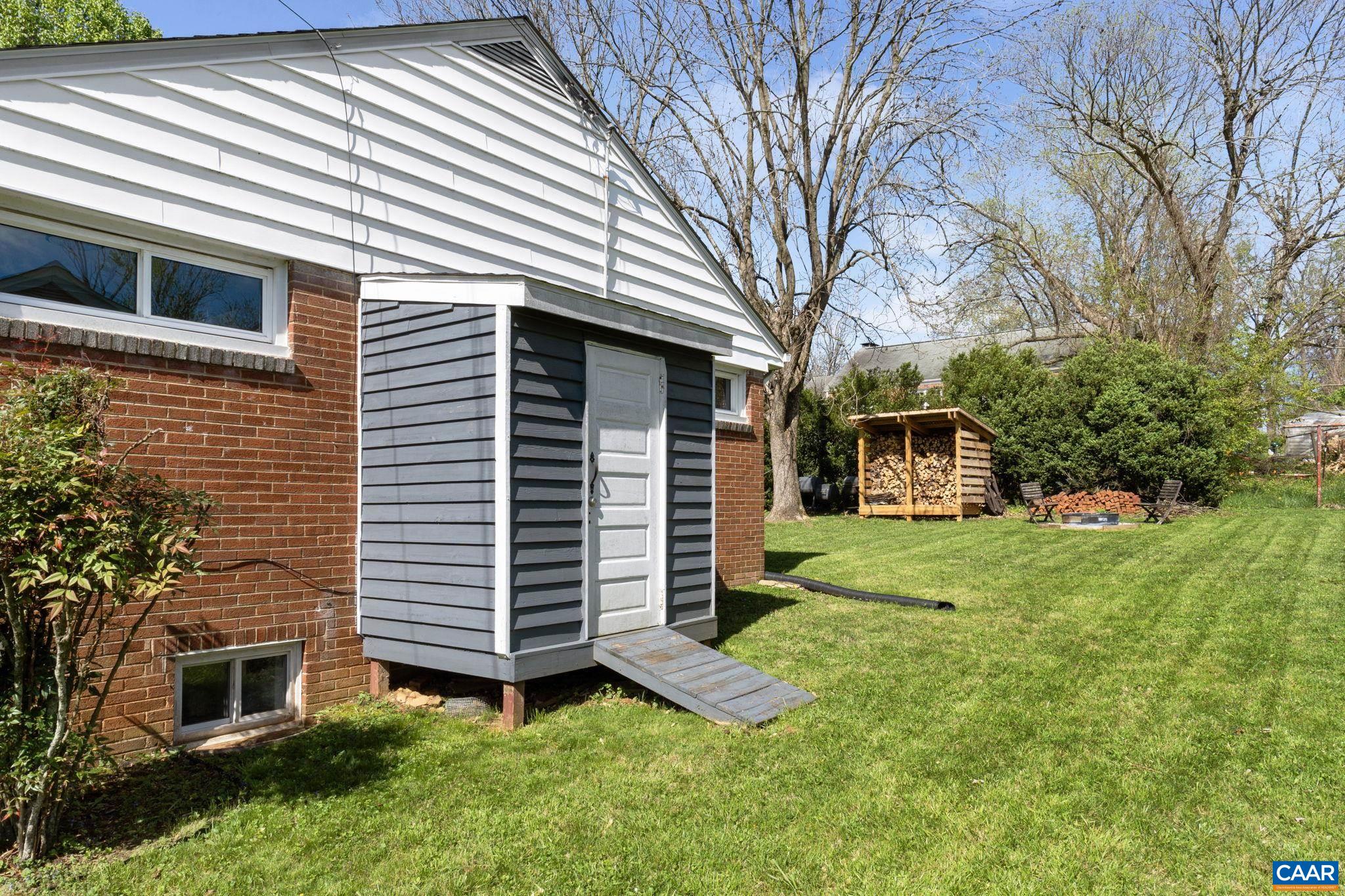 909 SAINT CLAIR AVE