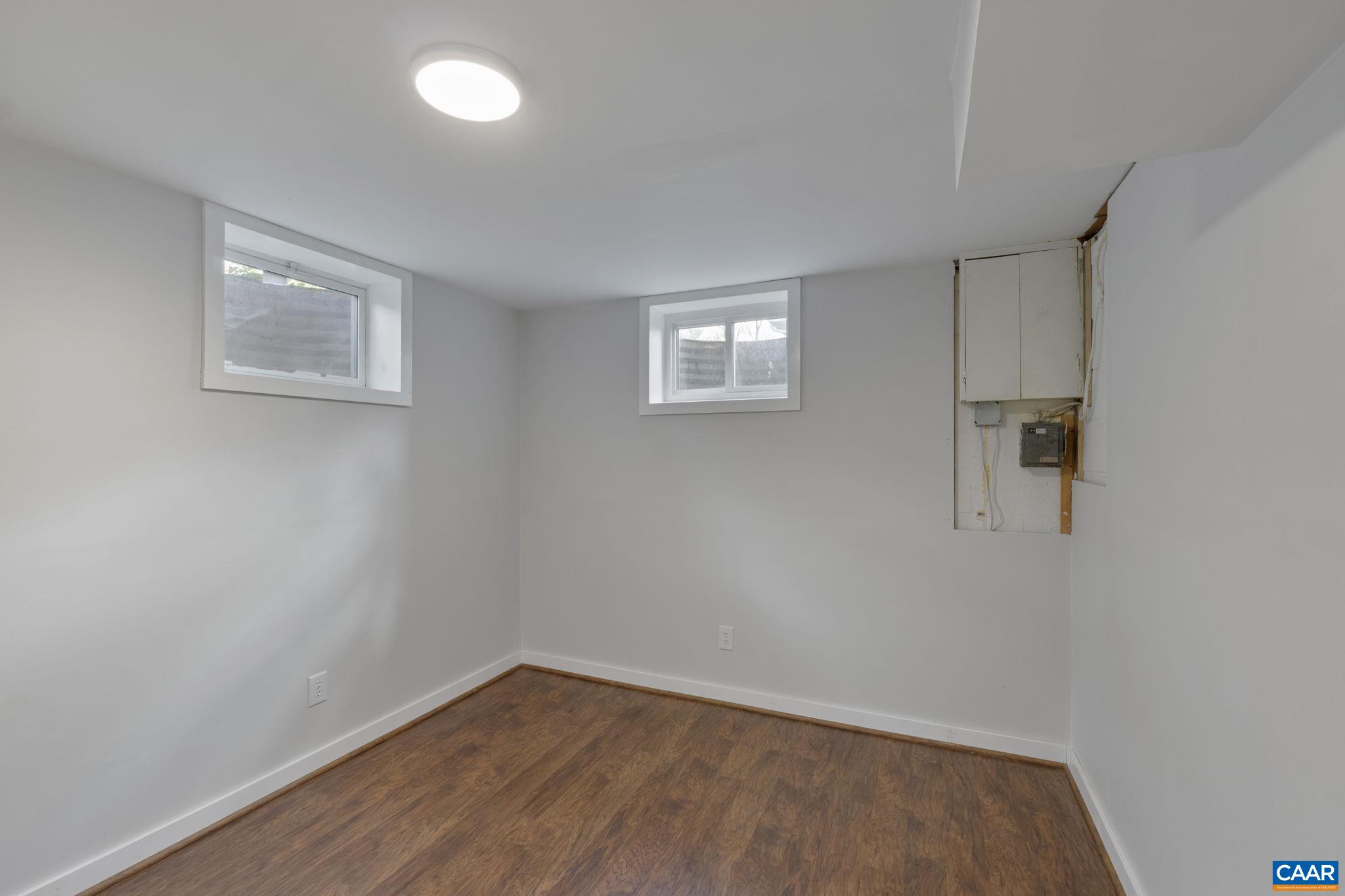 909 SAINT CLAIR AVE