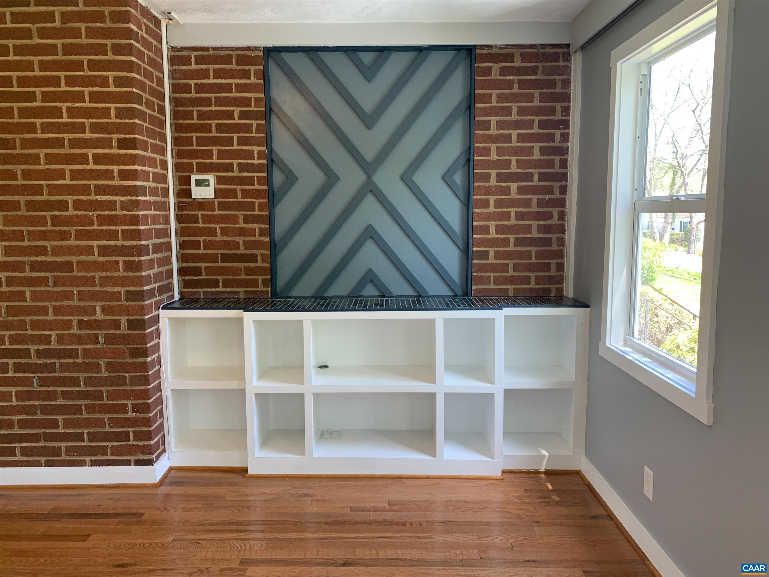 909 SAINT CLAIR AVE