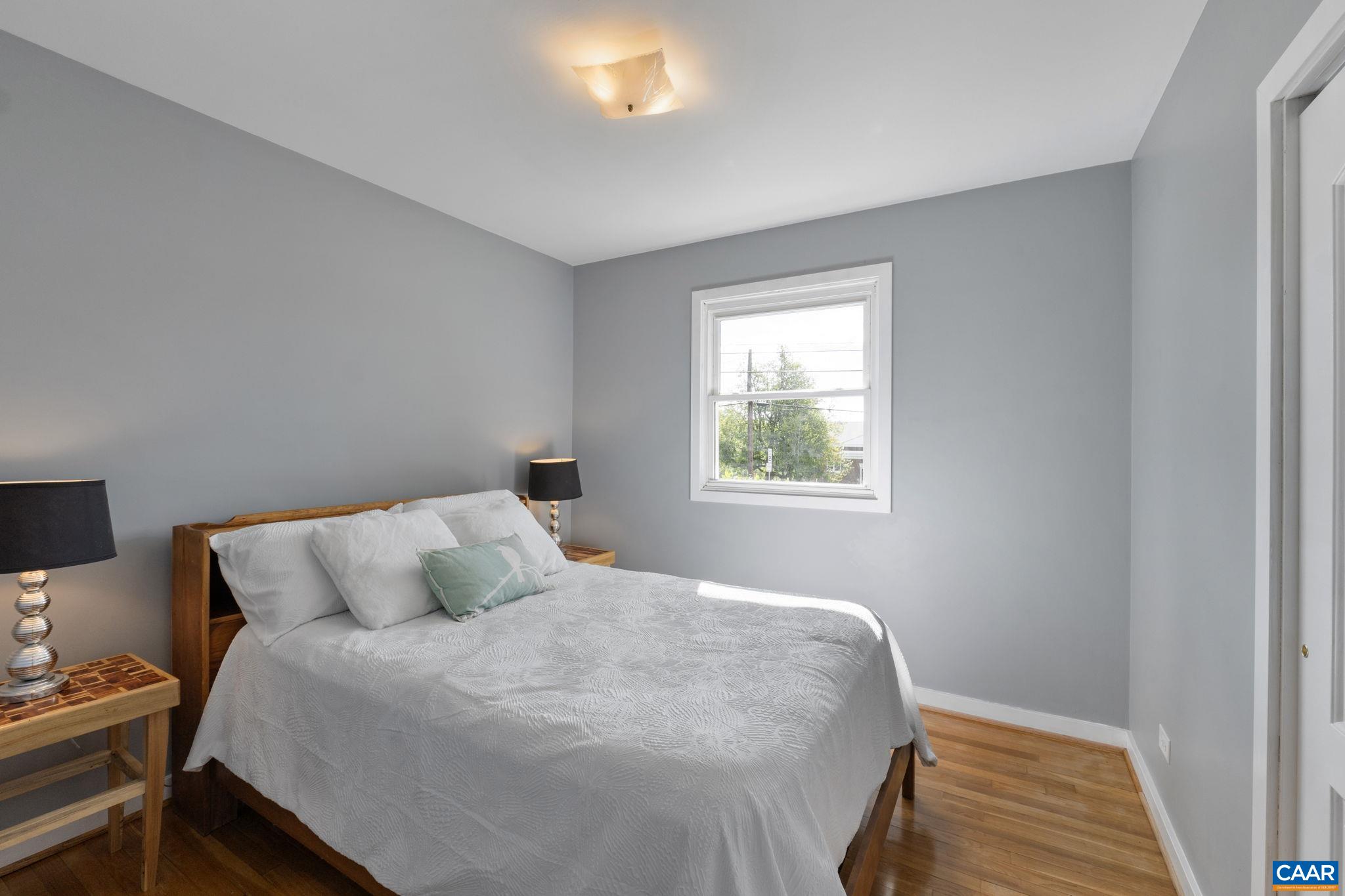 909 SAINT CLAIR AVE