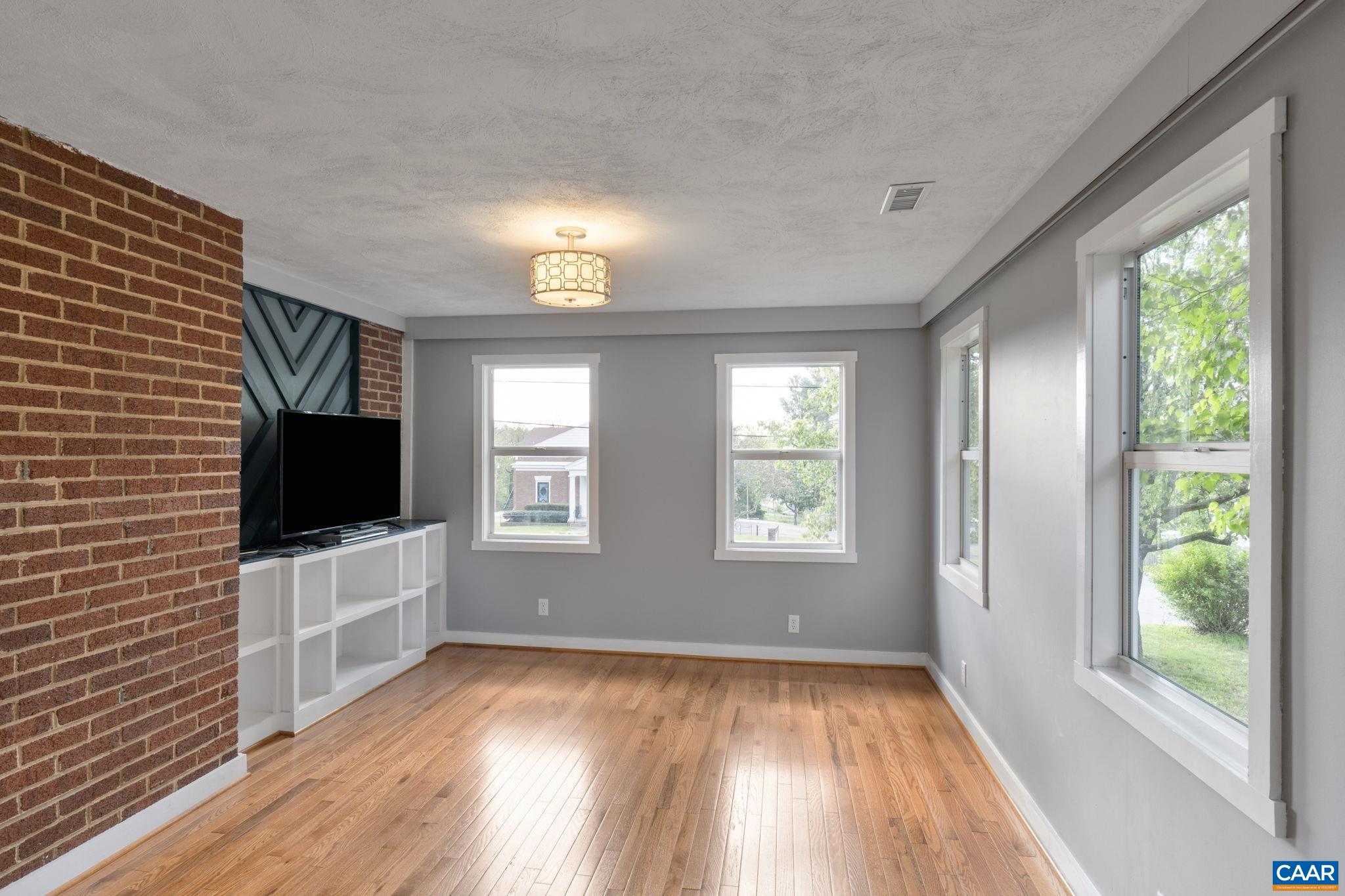 909 SAINT CLAIR AVE