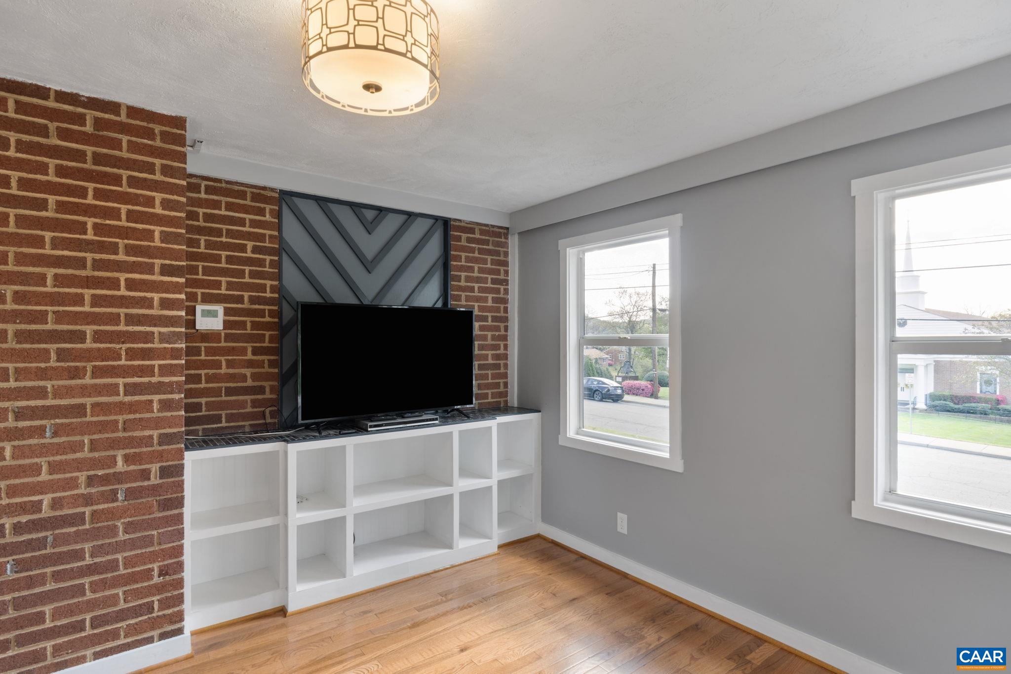 909 SAINT CLAIR AVE