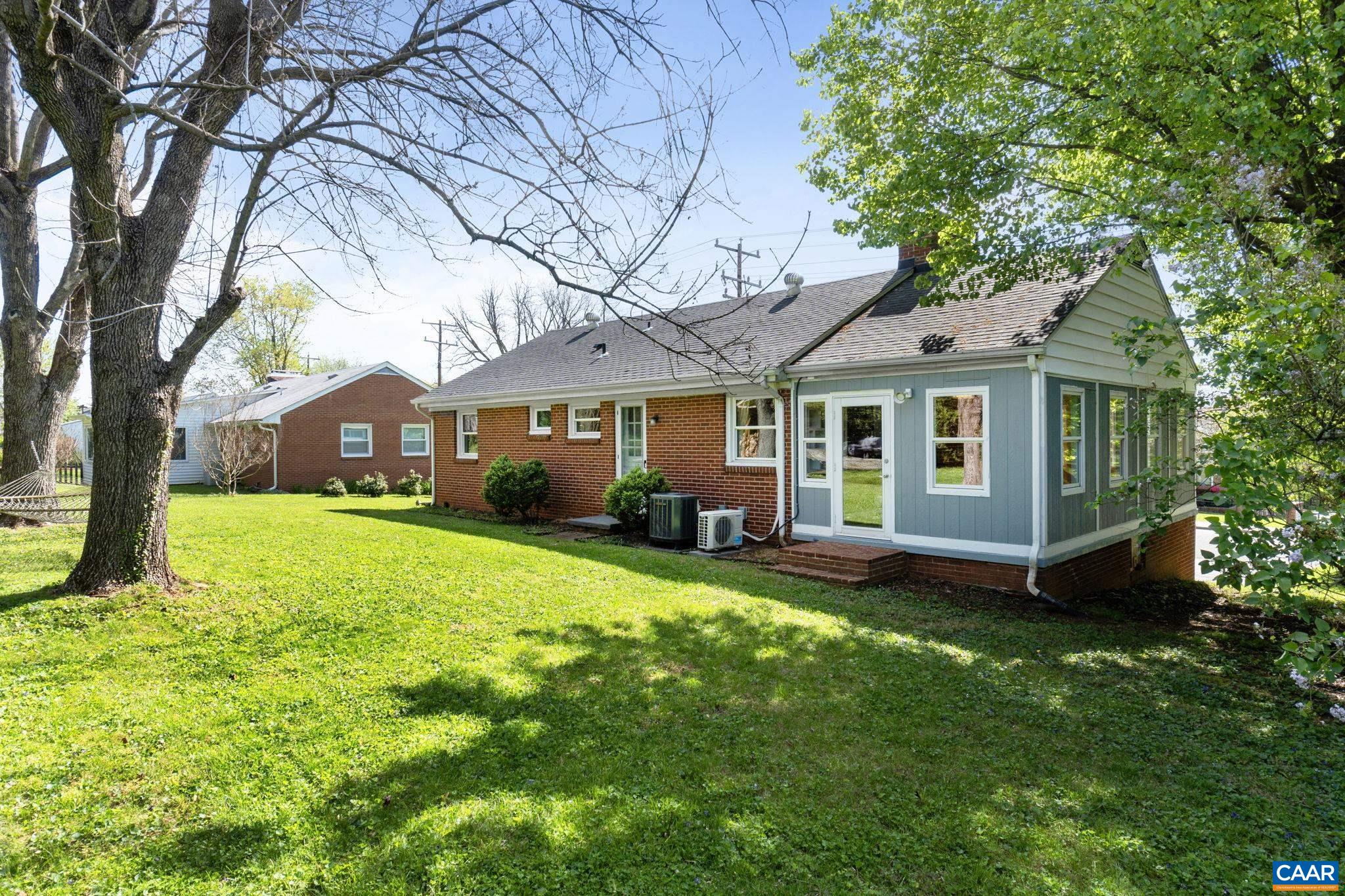 909 SAINT CLAIR AVE