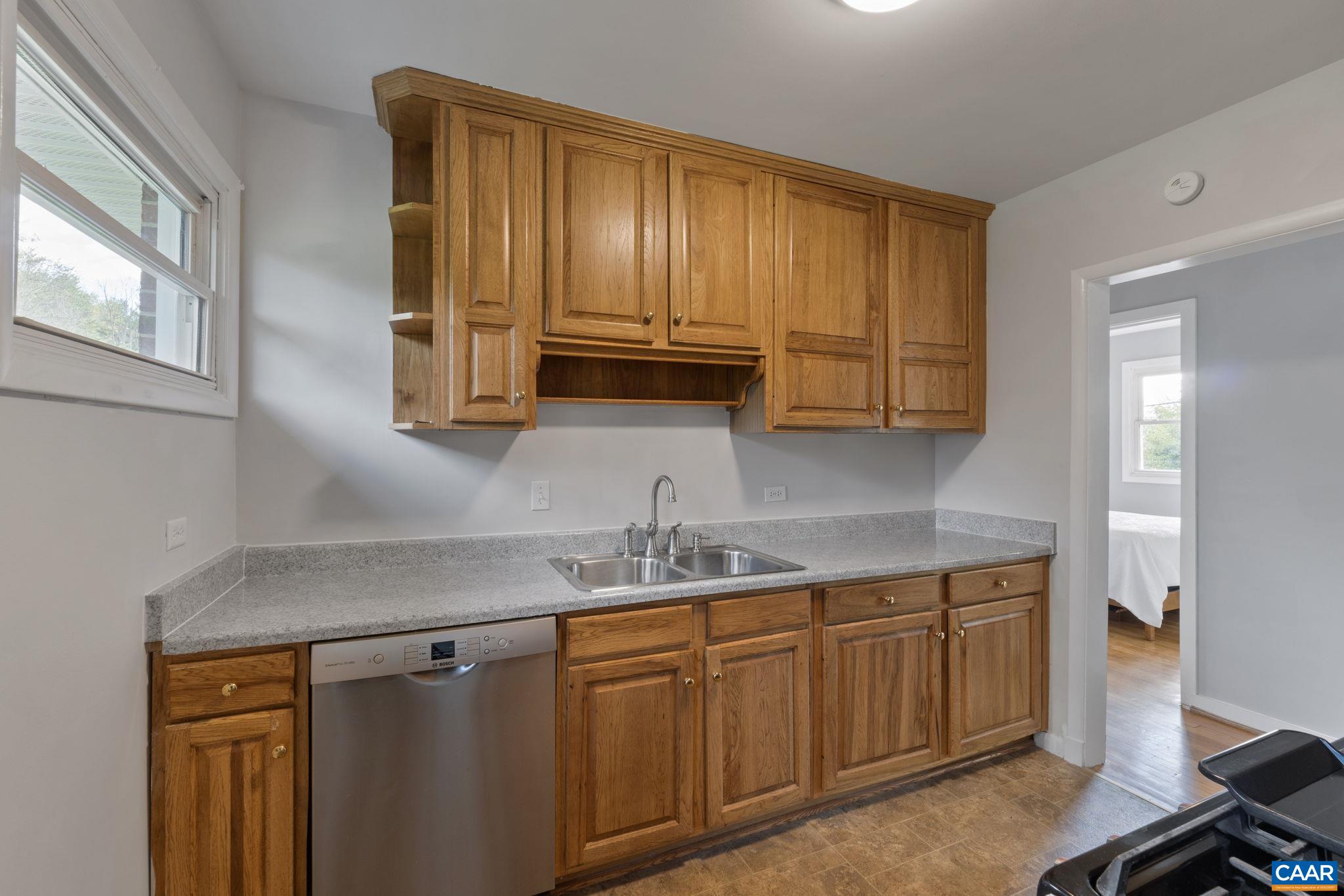 909 SAINT CLAIR AVE