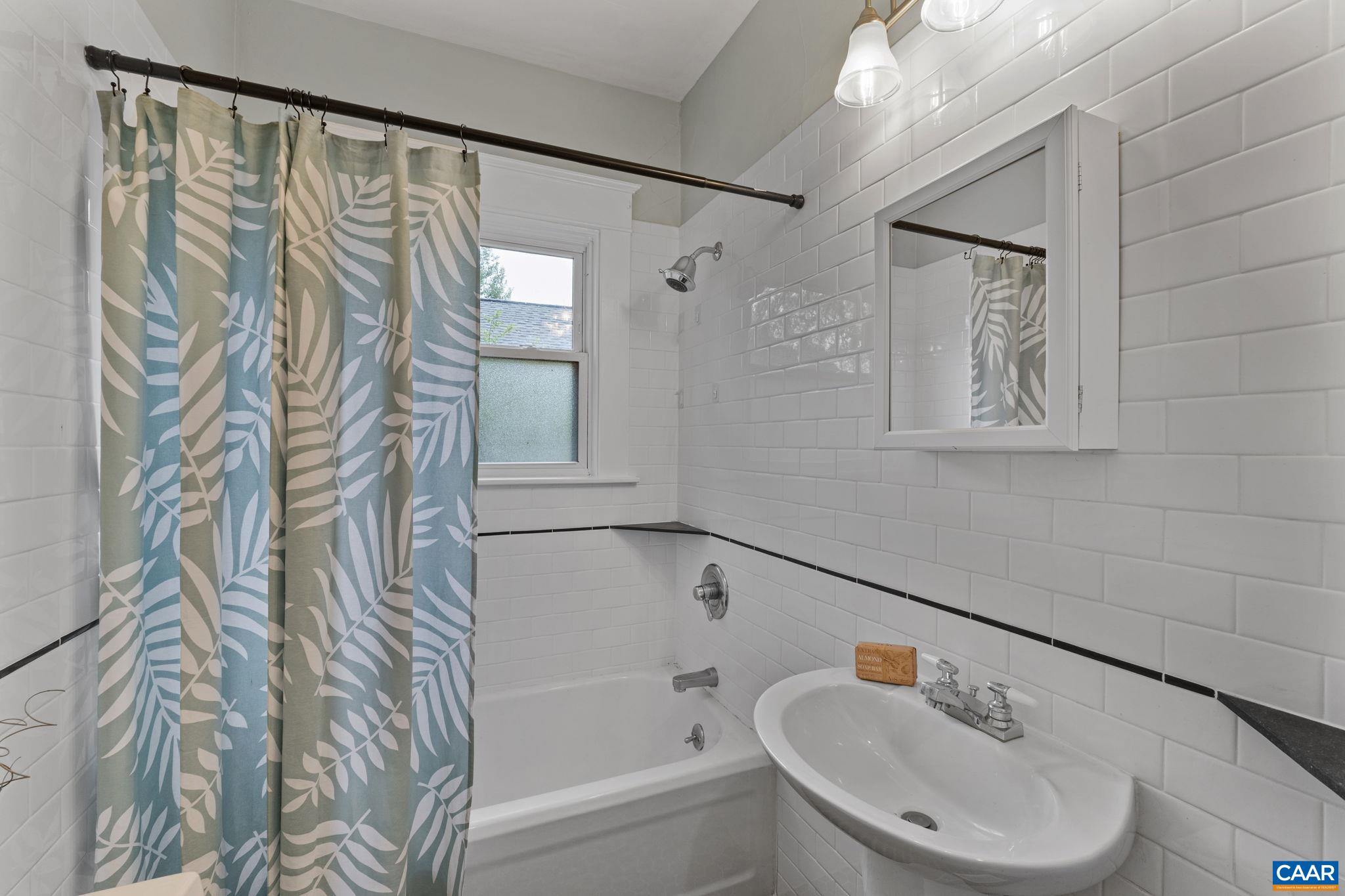 208 LITTLE GRAVES ST