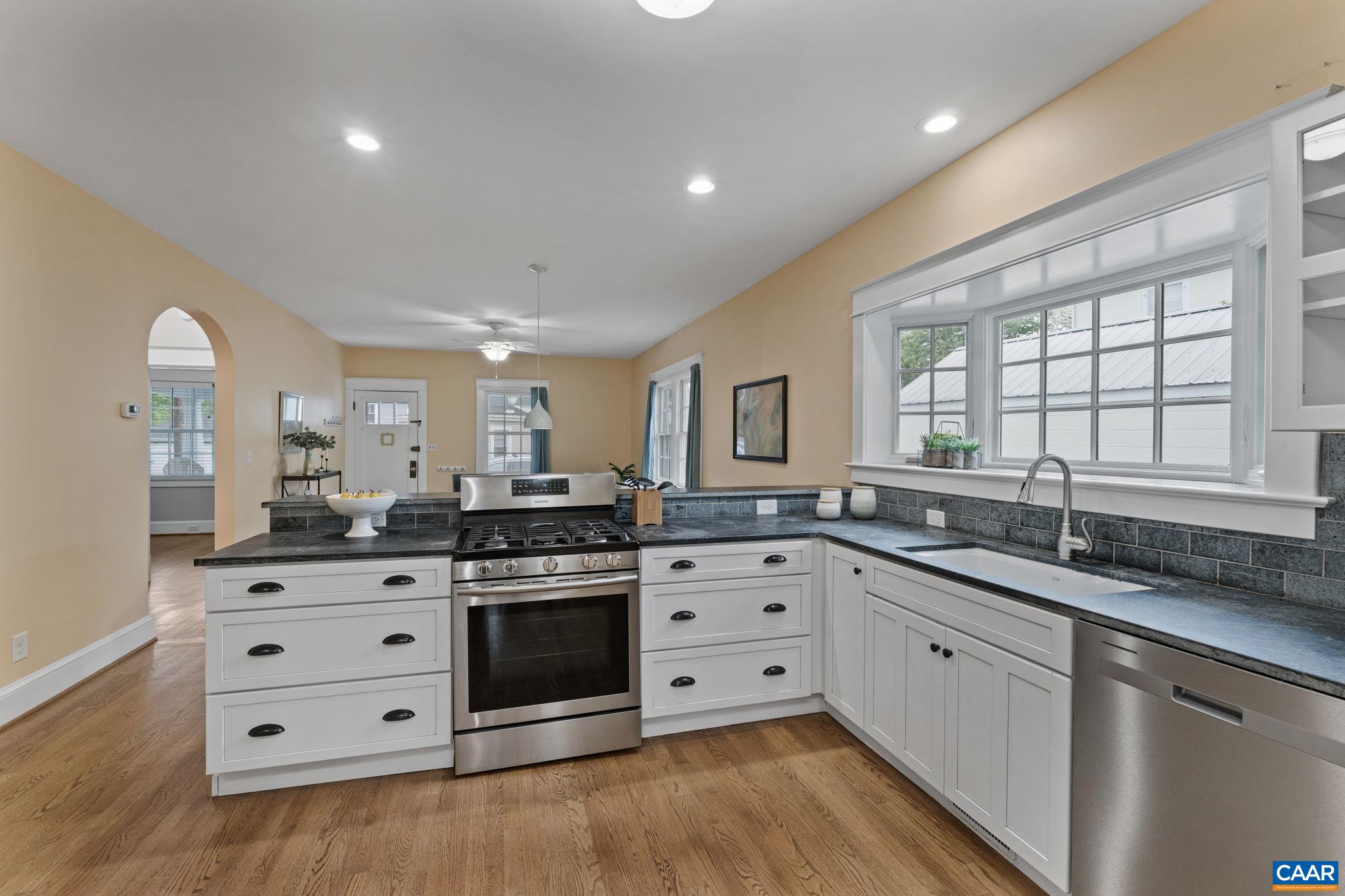 208 LITTLE GRAVES ST