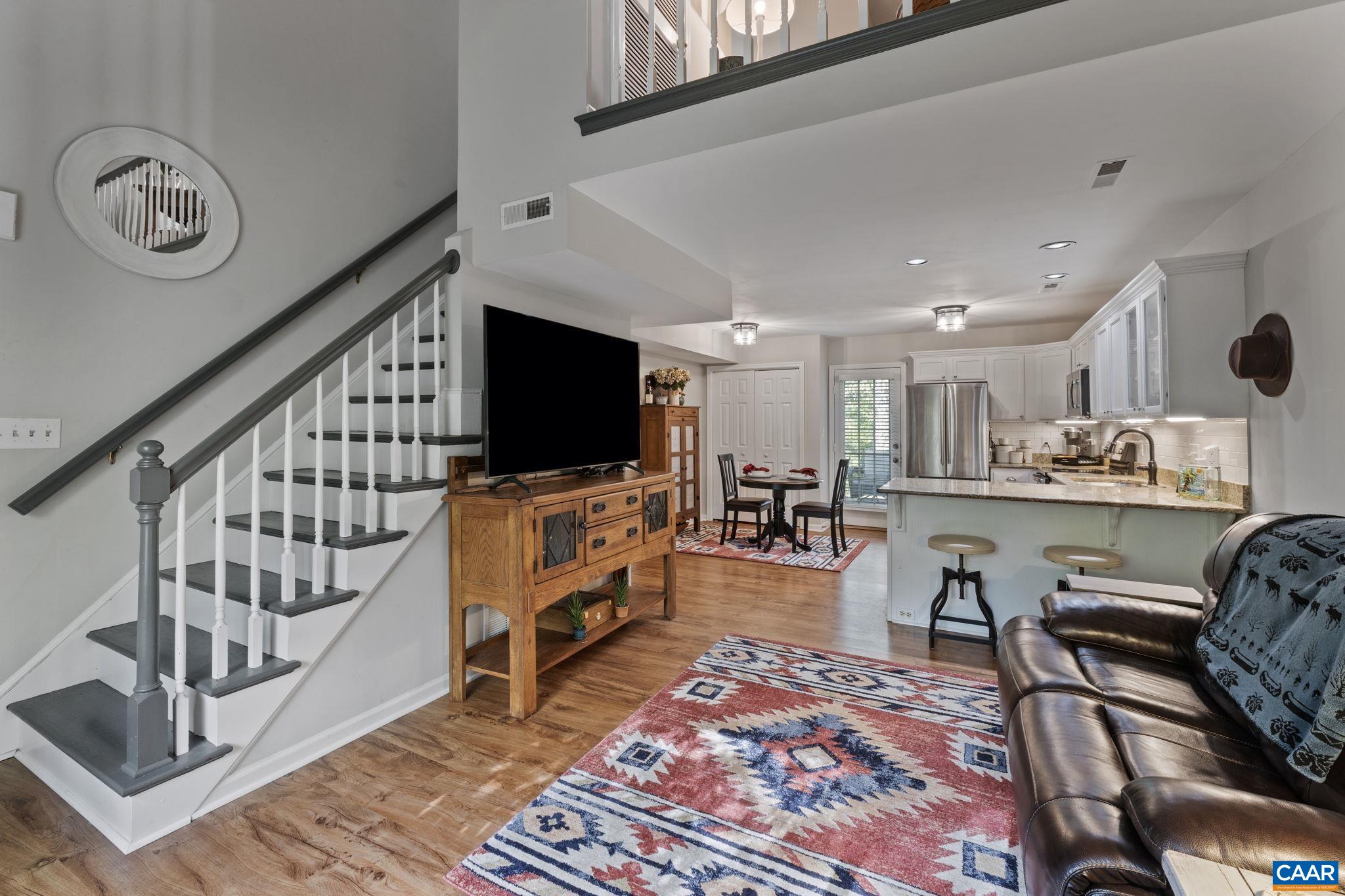 1306 CREEKSIDE DR
