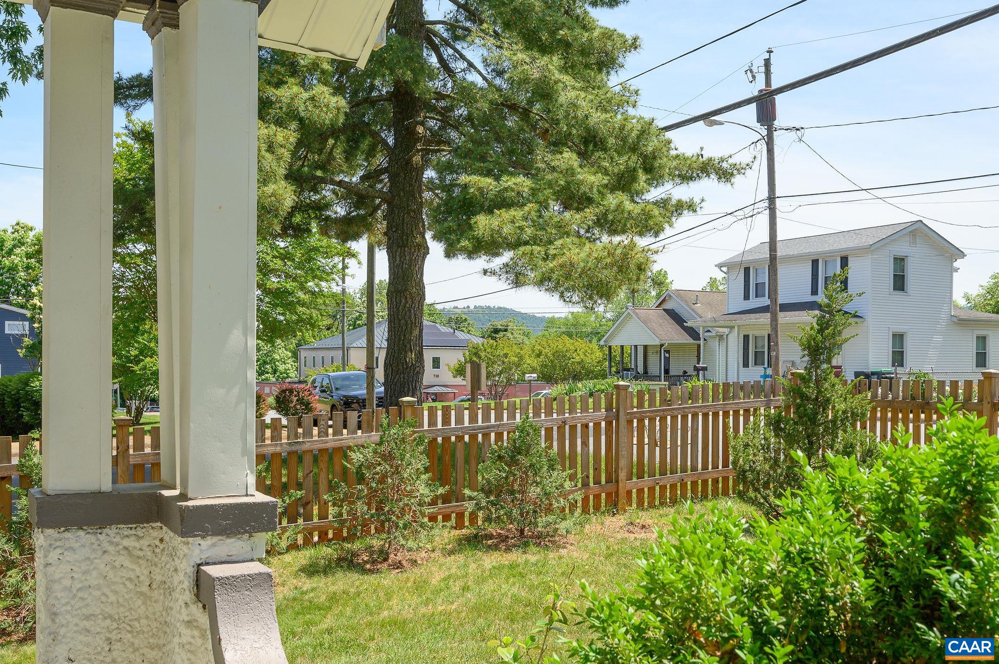 817 HENRY AVE