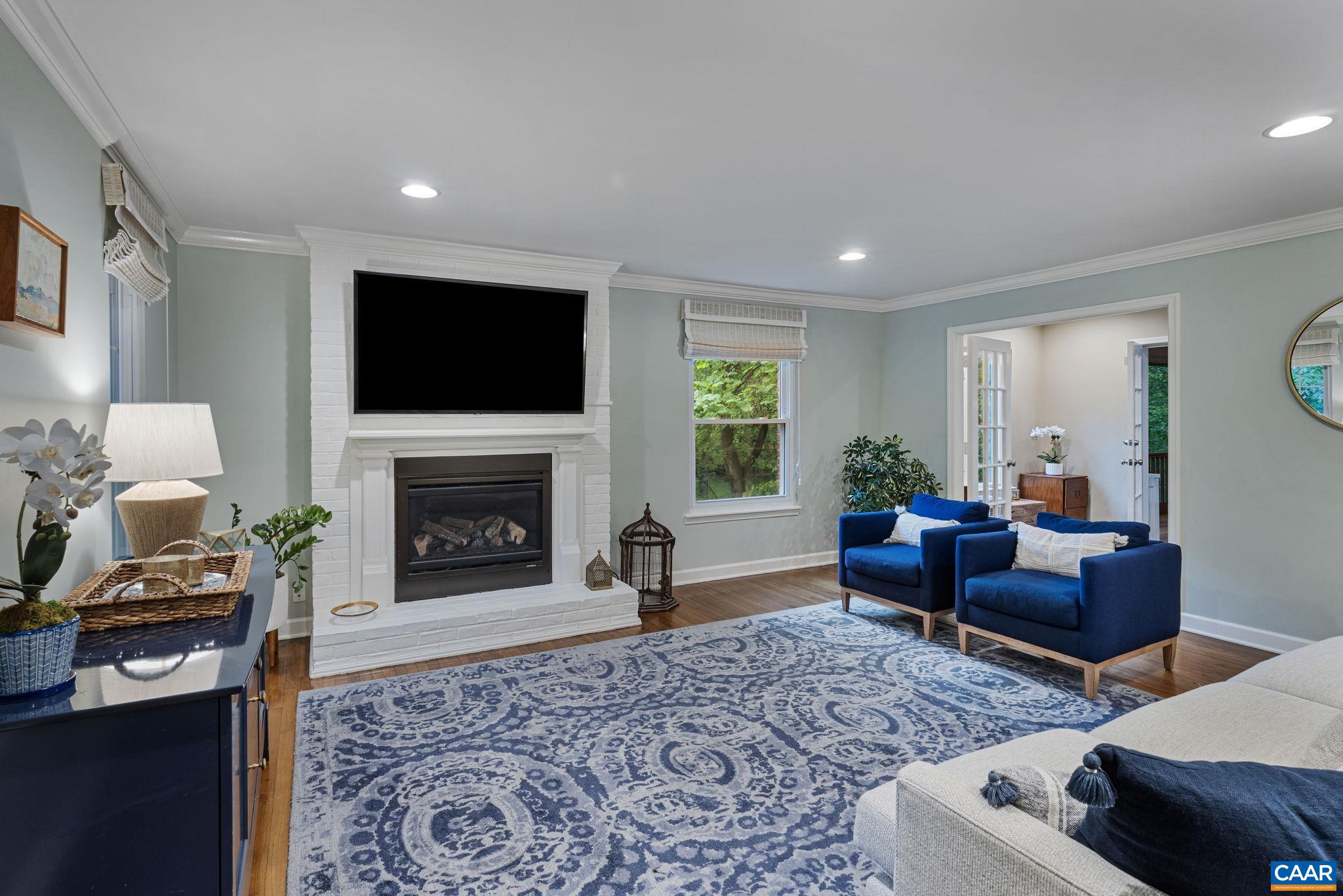 1318 ROSE HILL DR