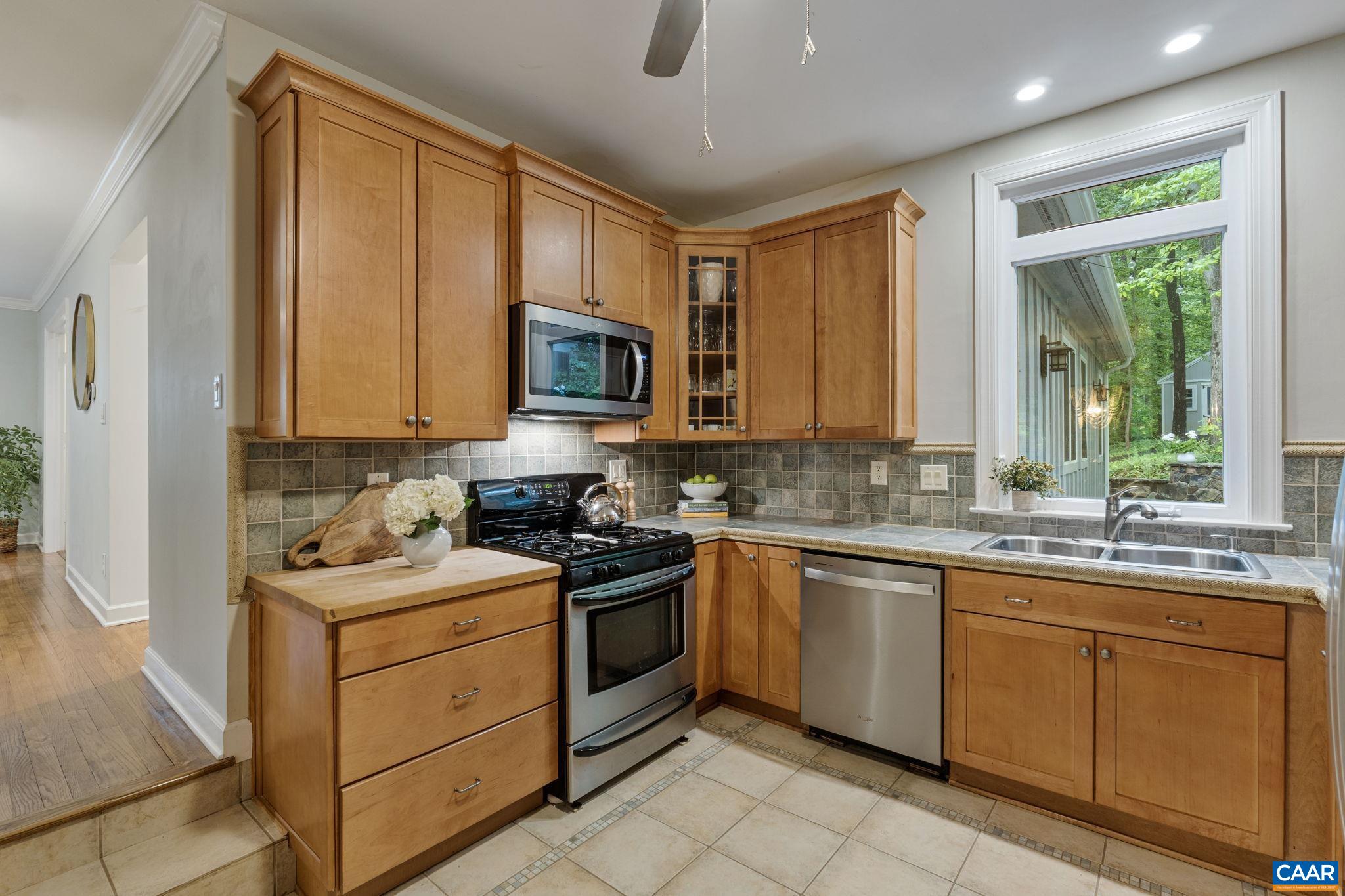 1318 ROSE HILL DR