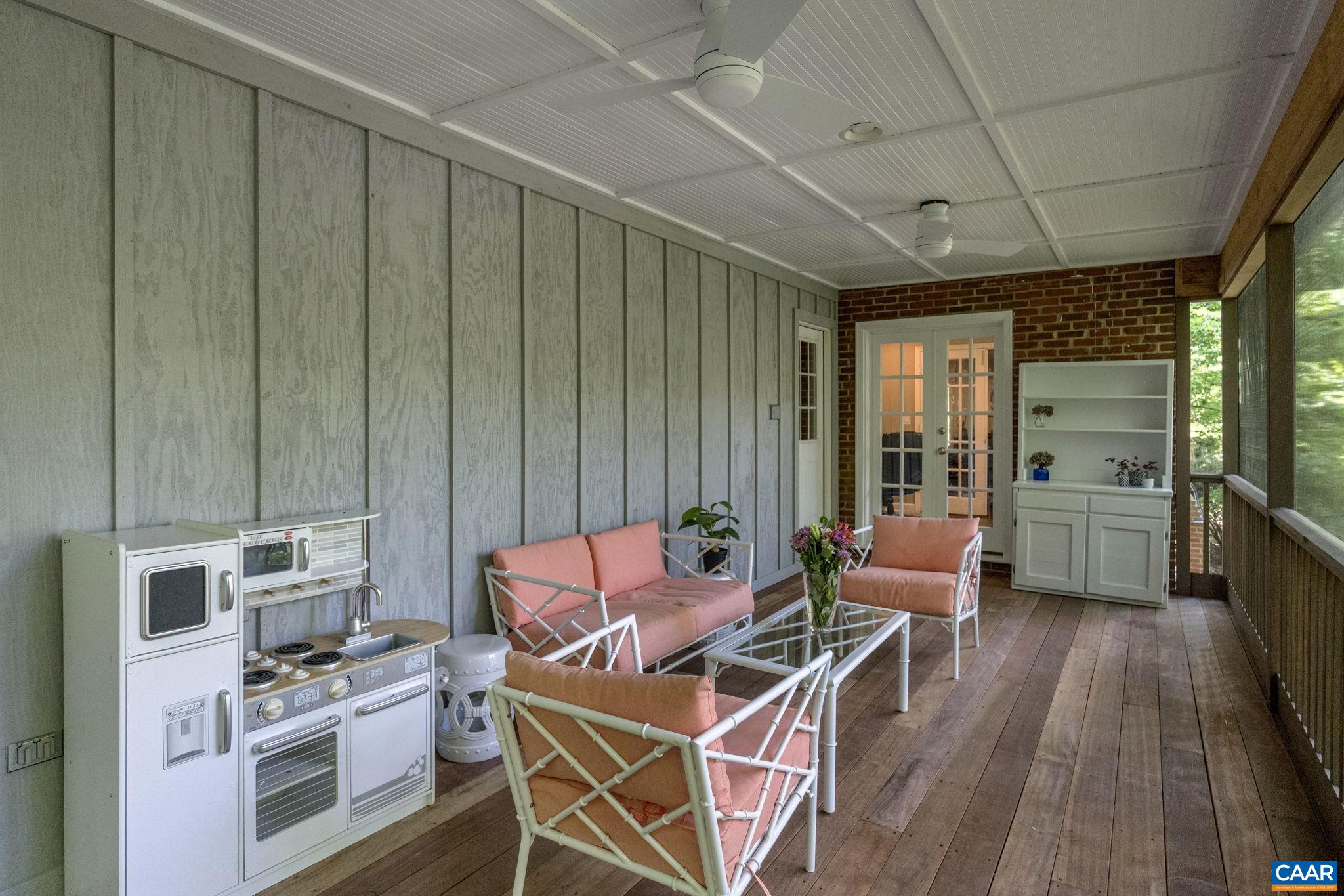 1318 ROSE HILL DR