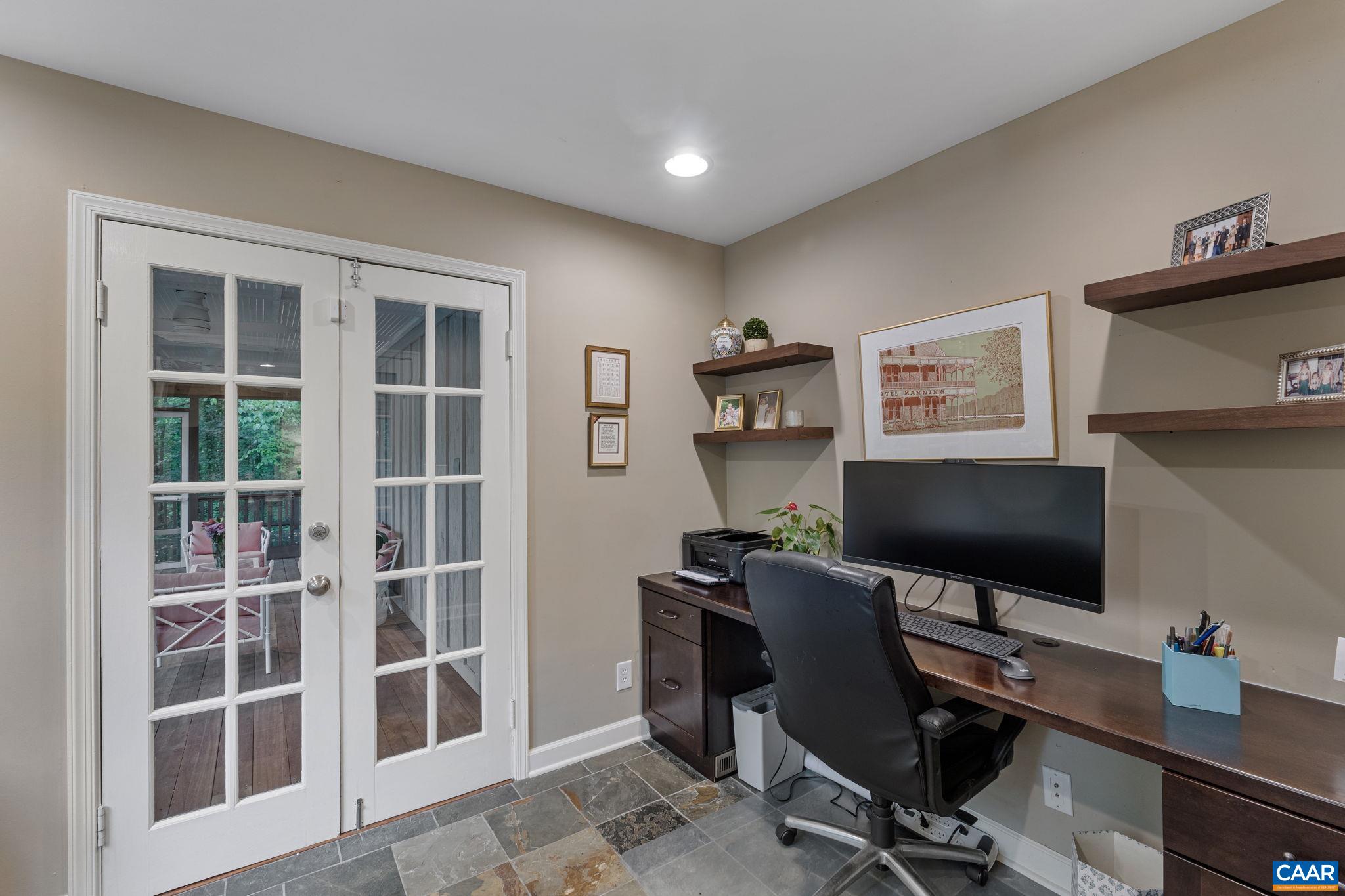 1318 ROSE HILL DR