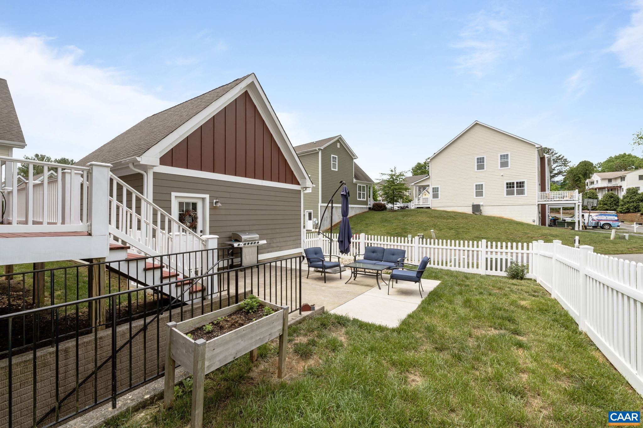 922 HADEN LN