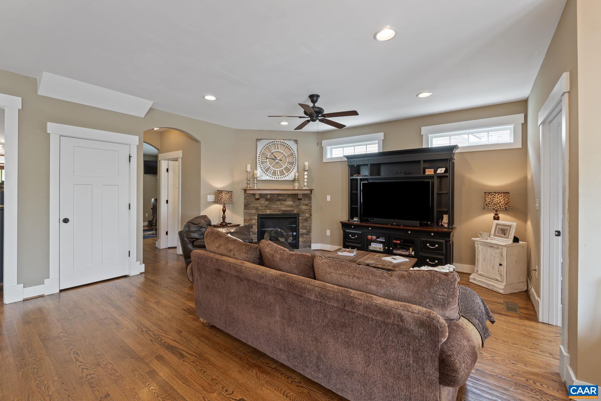 922 HADEN LN